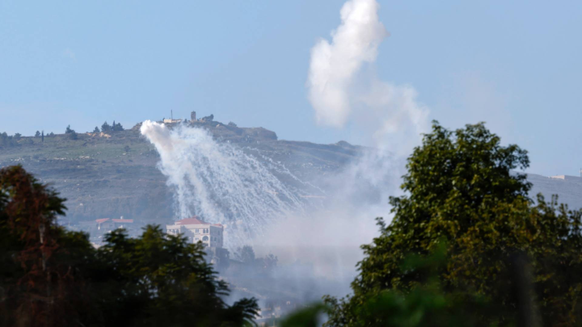 من قصف الاحتلال الإسرائيلي على مناطق في جنوب لبنان