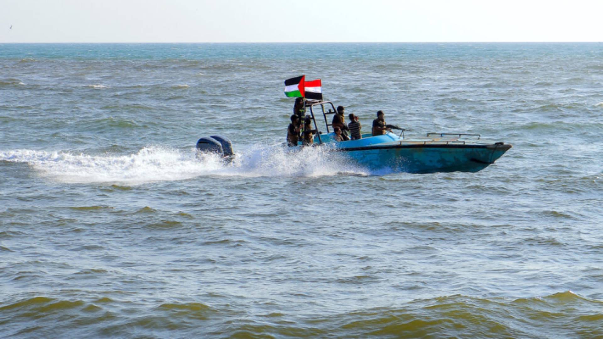 عناصر من الحوثيين في البحر الأحمر - AFP