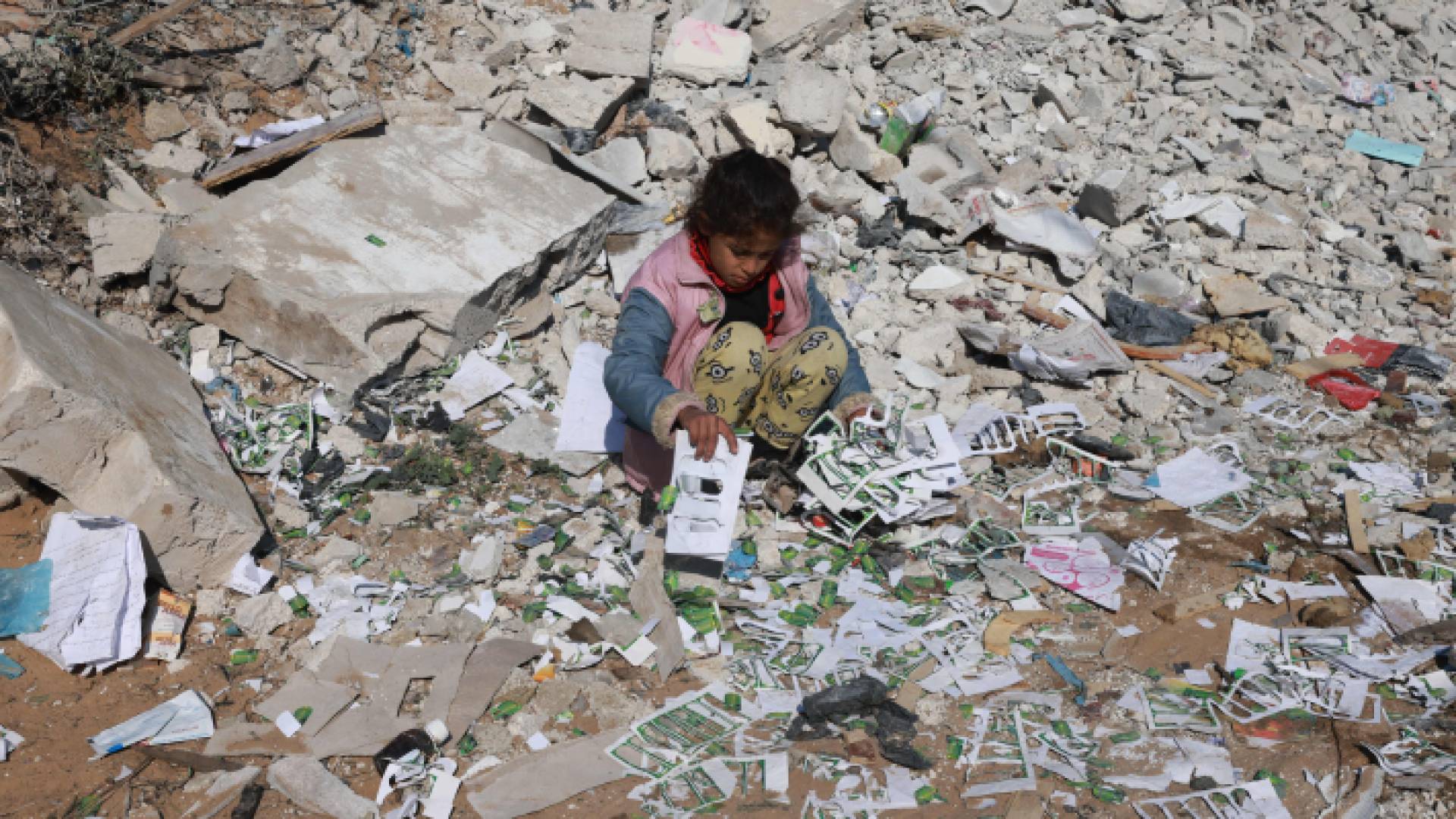 طفلة تلملم ما تبقى من ذكريات بين أنقاض منزلها المهدوم