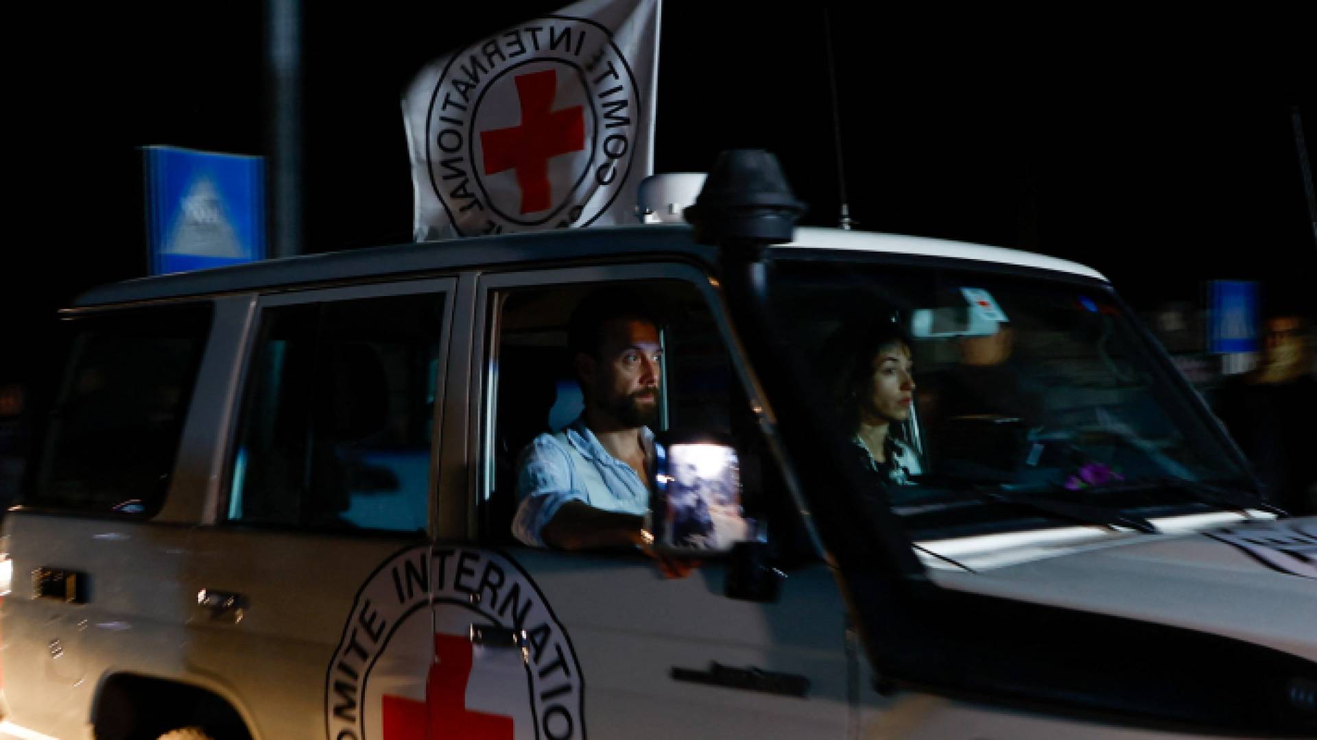 سيارات الصليب الأحمر التي كانت تقل محتجزين خلال صفقة التبادل