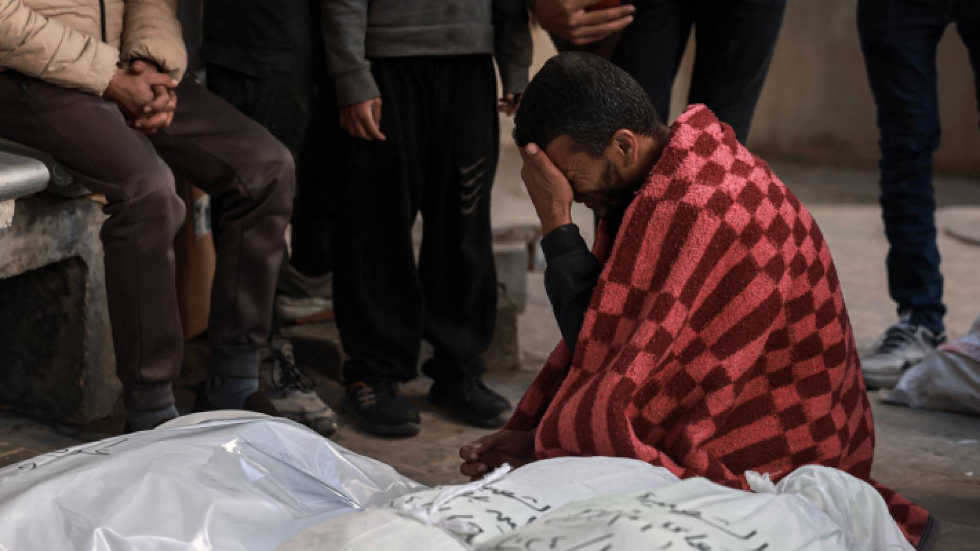 فلسطيني يبكي عائلته في غزة