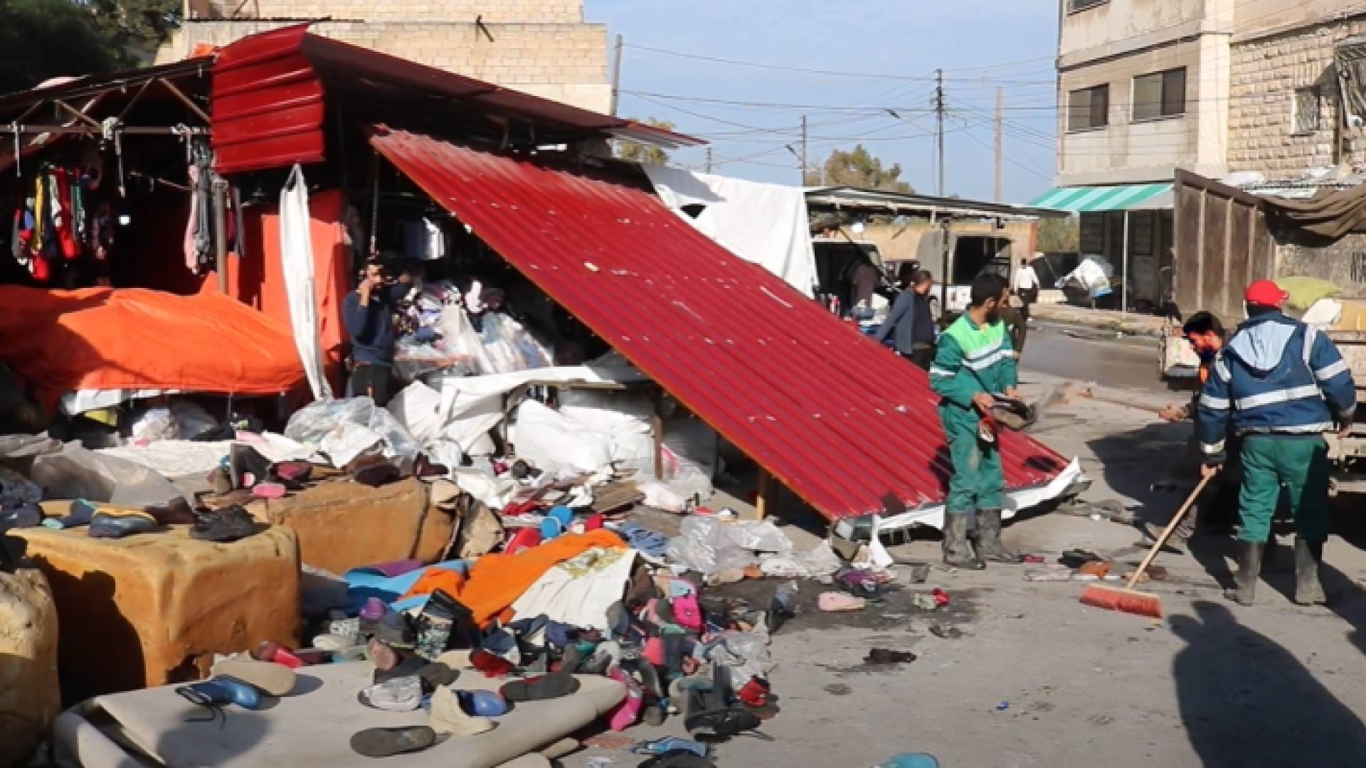 إزالة اعتداءات على الشوارع بمجمع بيت راس في إربد