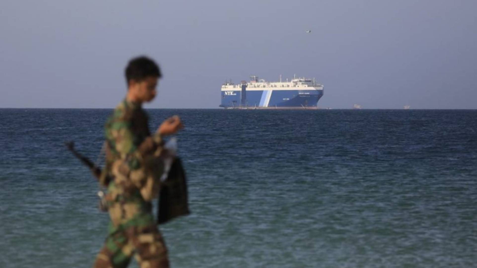 أحد أفراد القوات التابعة للحوثي من خلفة سفينة محتجزة في البحر الأحمر
