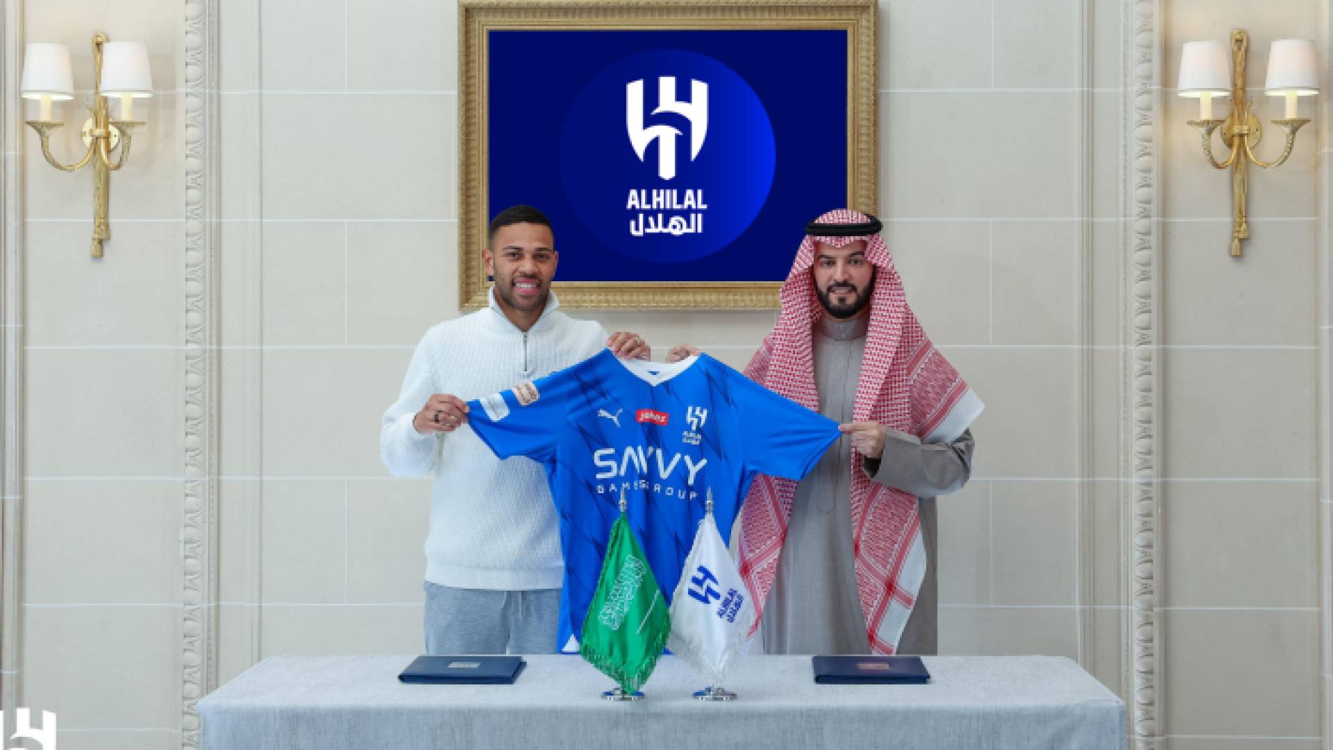 من توقيع العقود