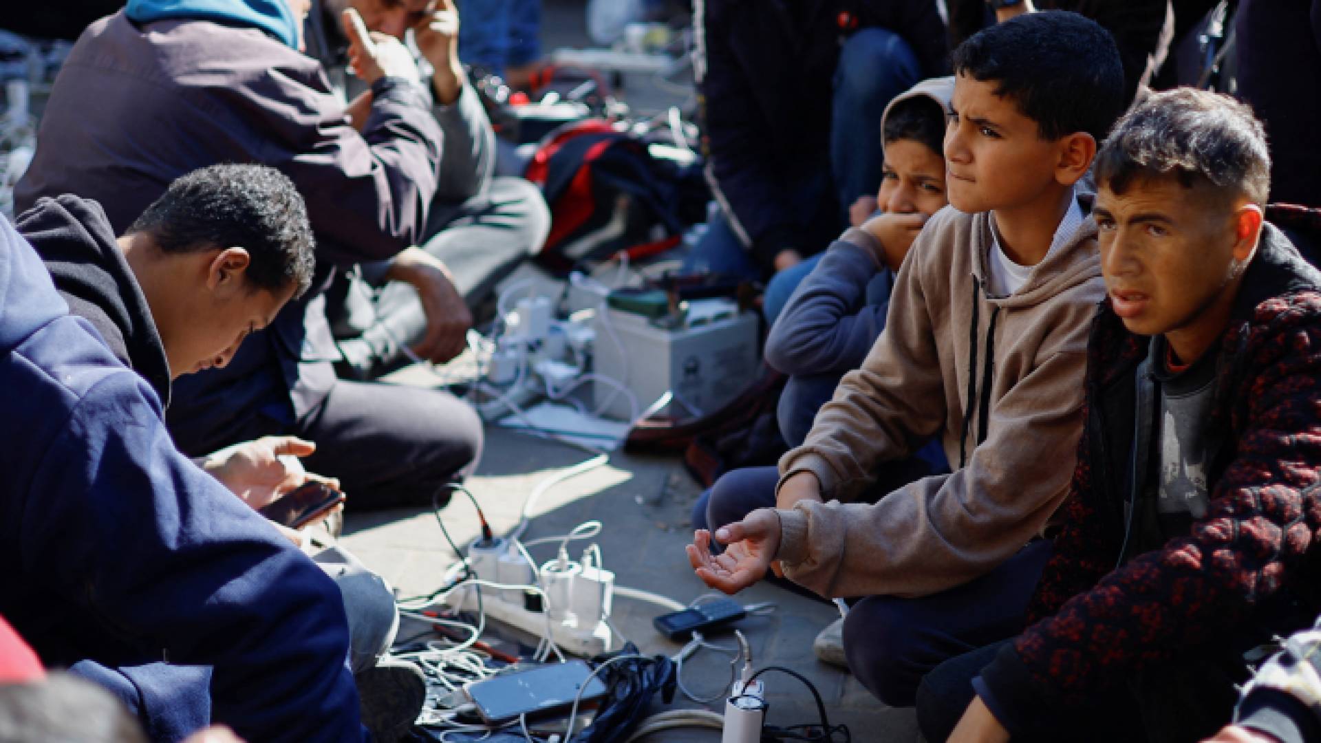 أهالي غزة يشحنون هواتفهم