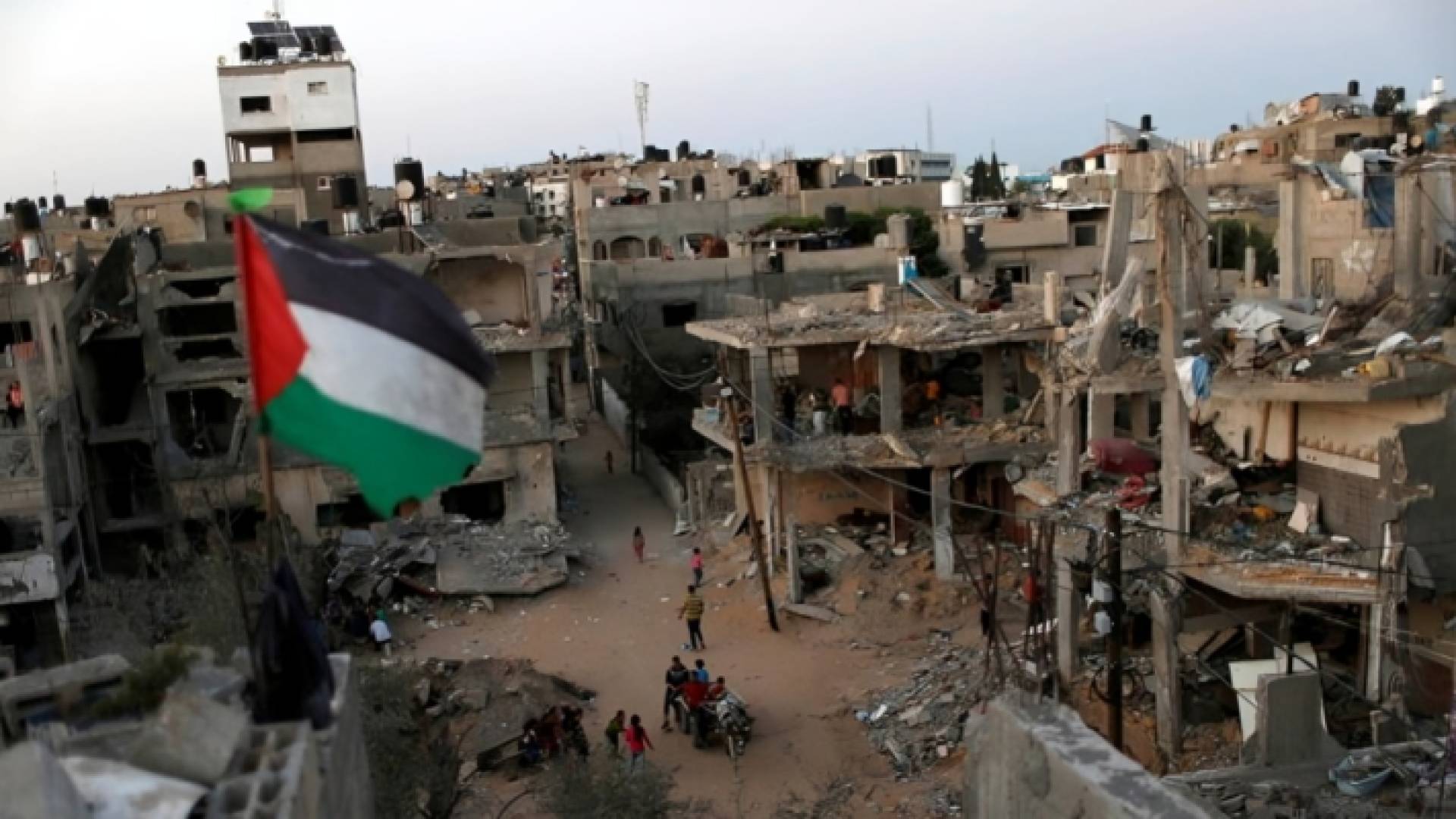 علم فلسطين فوق المنازل المدمرة جراء قصف الاحتلال في غزة