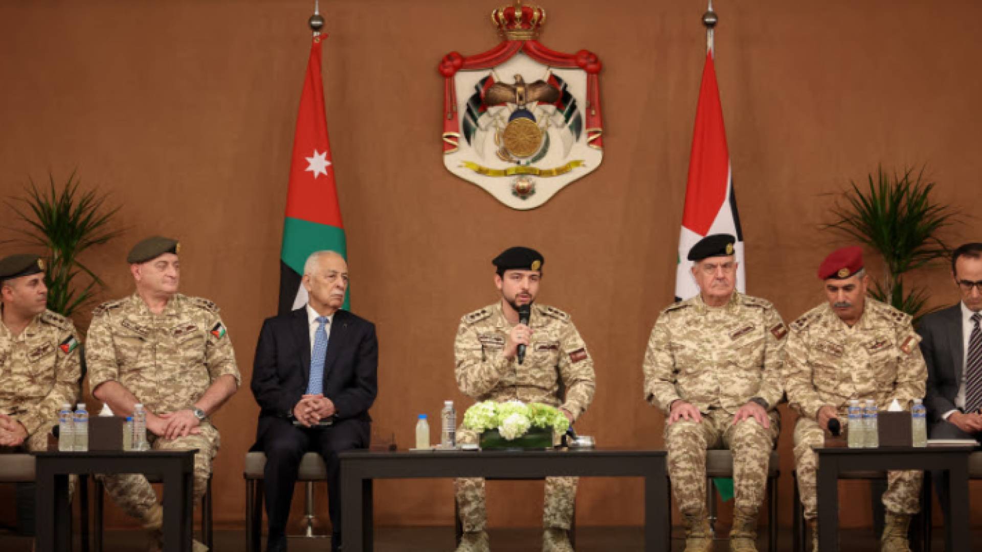 ولي العهد خلال لقائه في الديوان الملكي الهاشمي مرتبات المستشفى الميداني الأردني السابق غزة /76