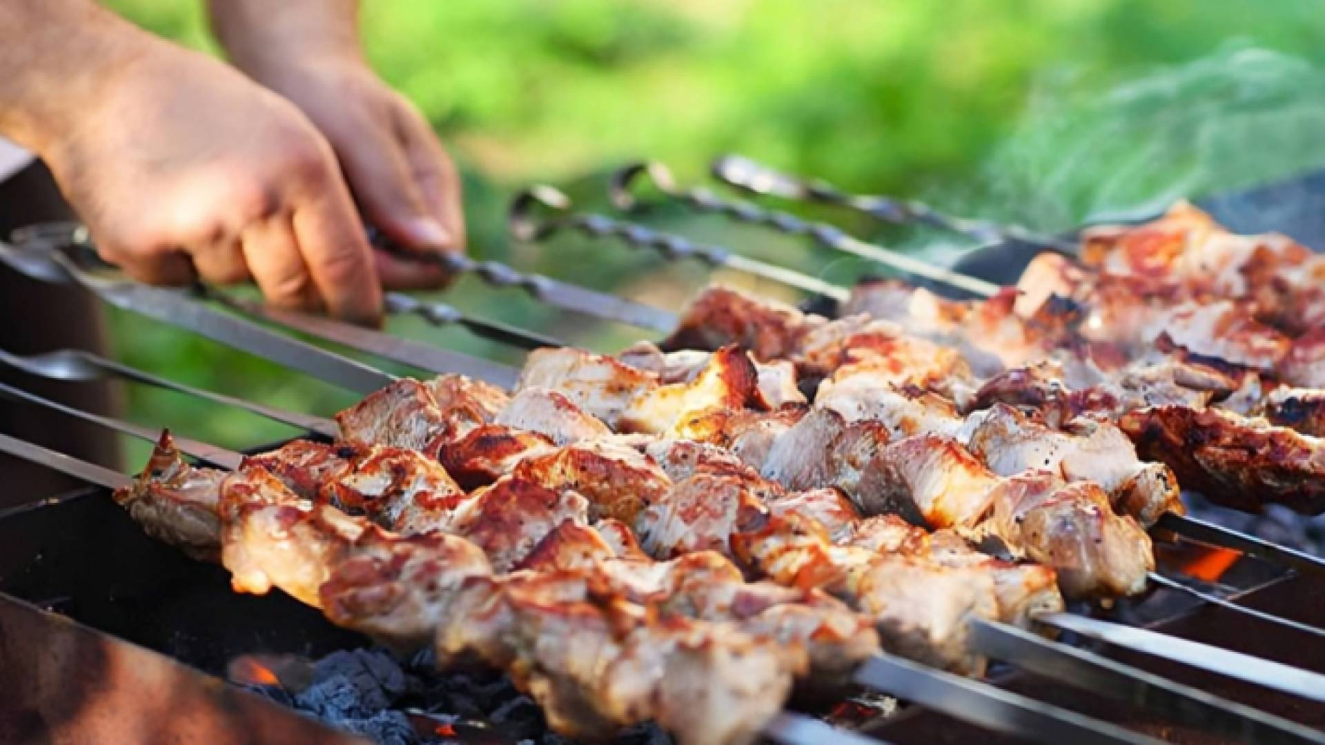 شخص يقوم بشواء اللحم "رحلات"