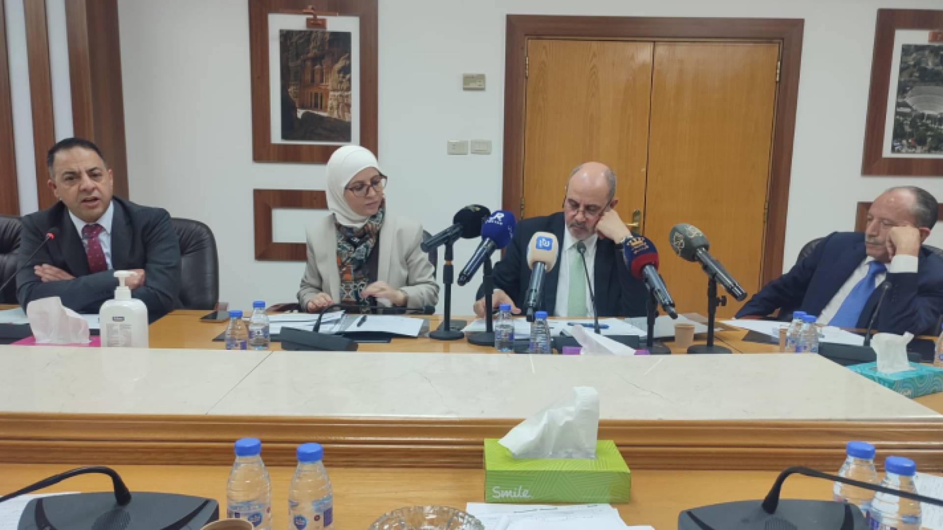 جانب من اجتماع اللجنة المالية النيابية مع وزير الصناعة والتجارة