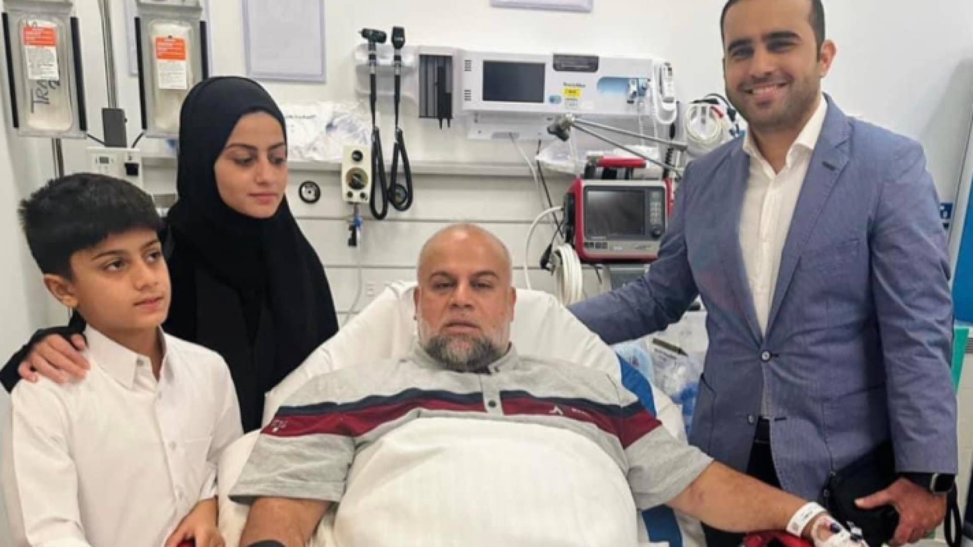 الصحفي الفلسطيني وائل الدحدوح على أسرة العلاج في قطر