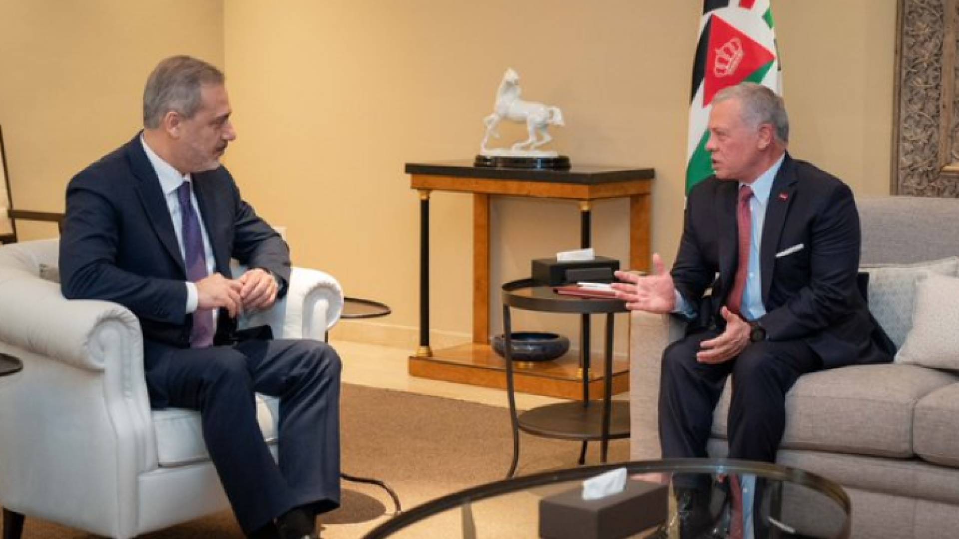 جلالة الملك عبدالله الثاني لدى استقباله وزير الخارجية التركي