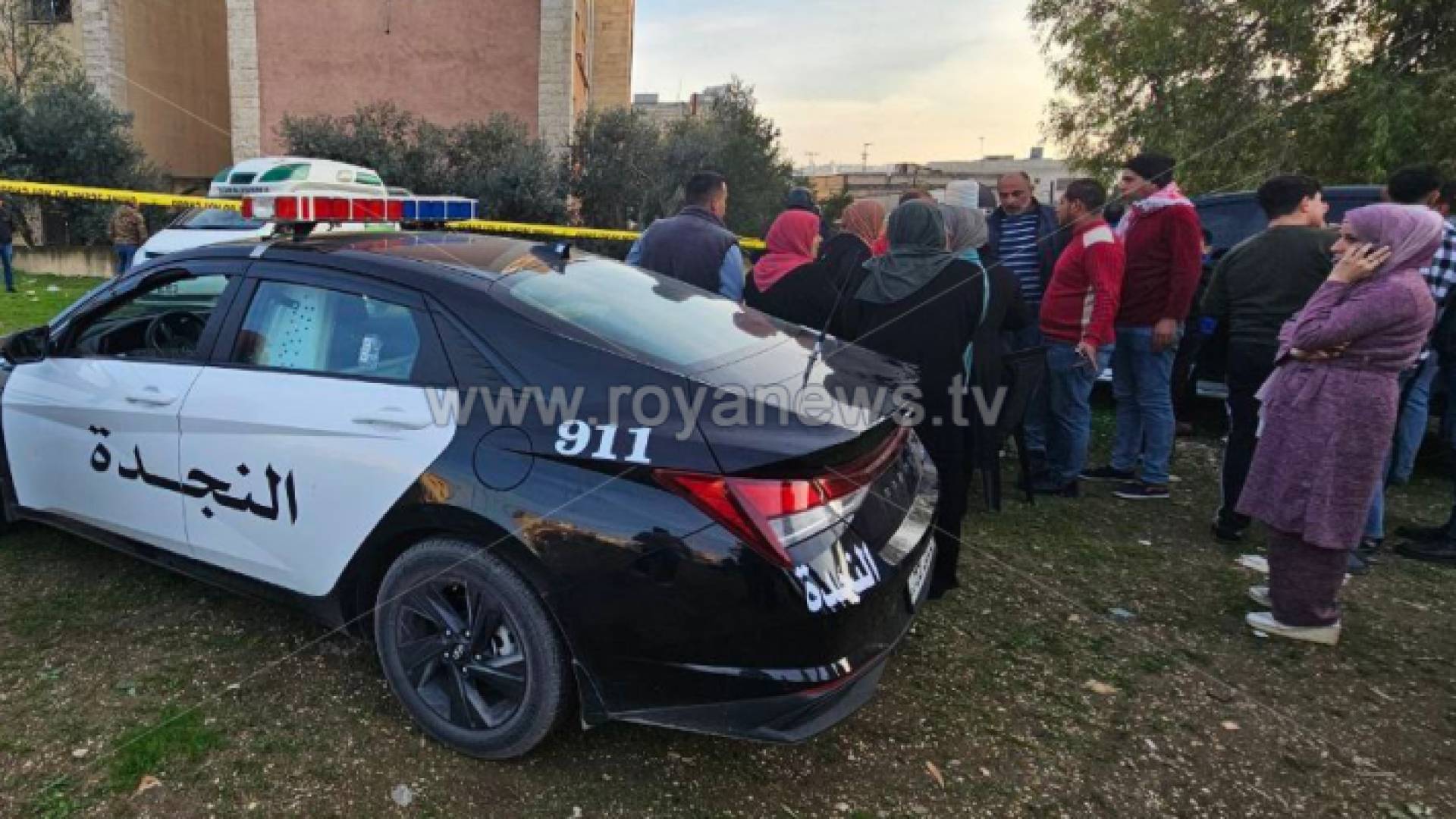 الأجهزة الأمنية تتواجد في موقع العثور على جثة عشريني