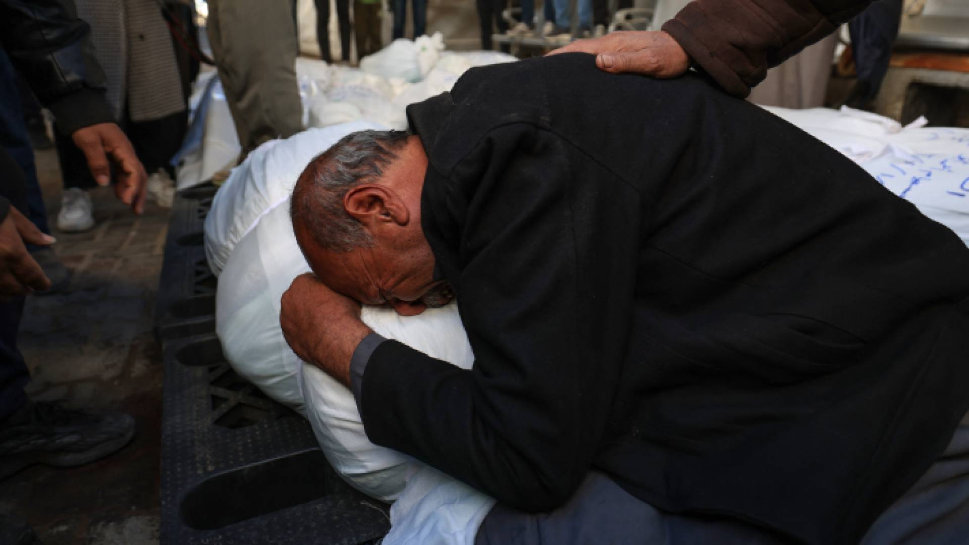 فلسطيني يبكي عائلته في غزة