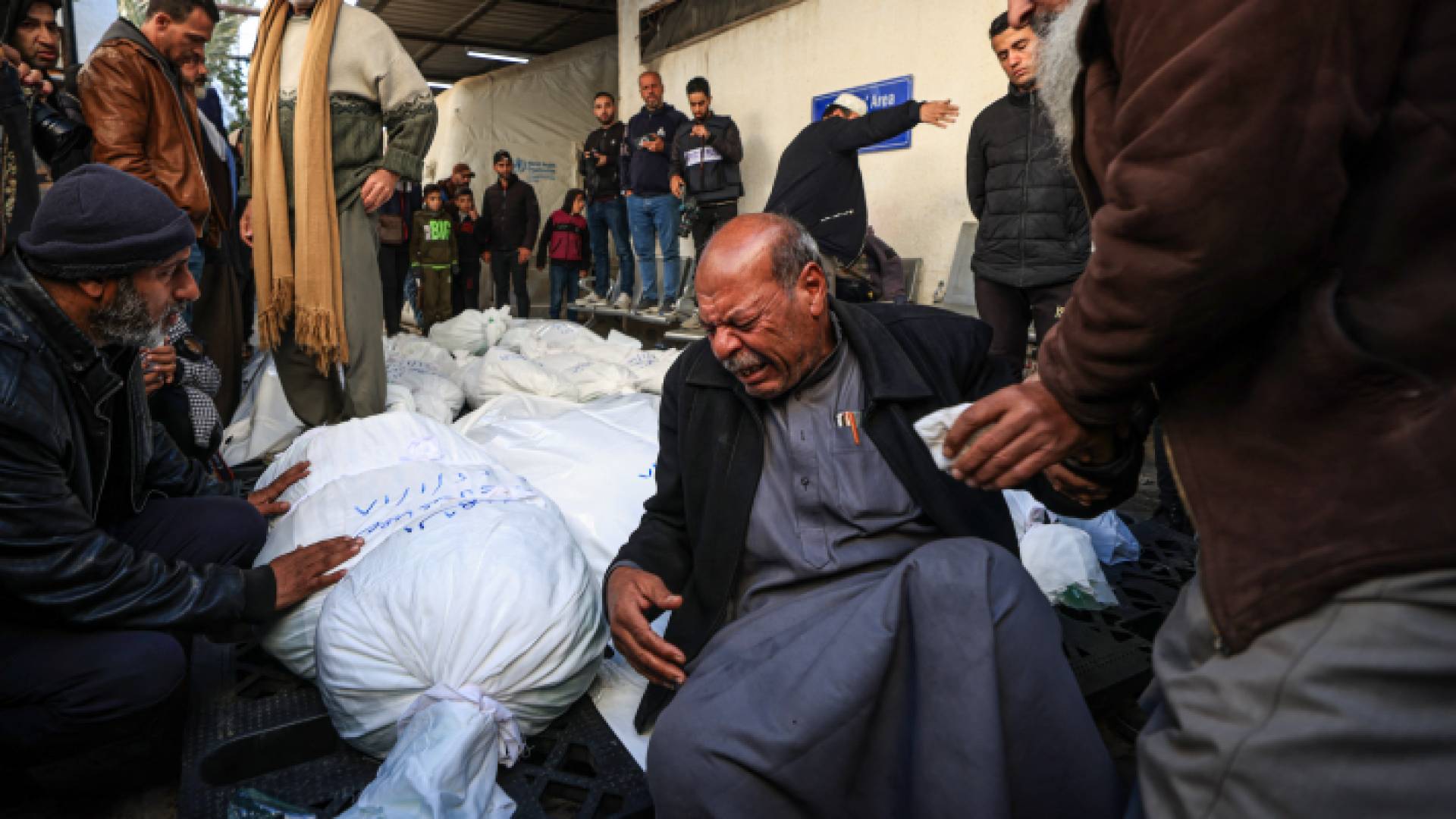 فلسطينية تبكي عائلتها في قطاع غزة