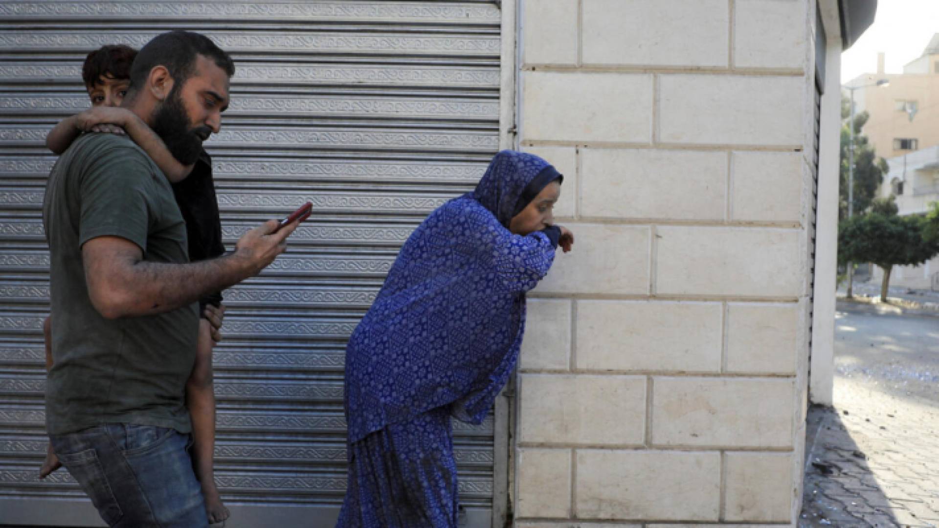 فلسطيني يحاول الاتصال خلال قصف الاحتلال