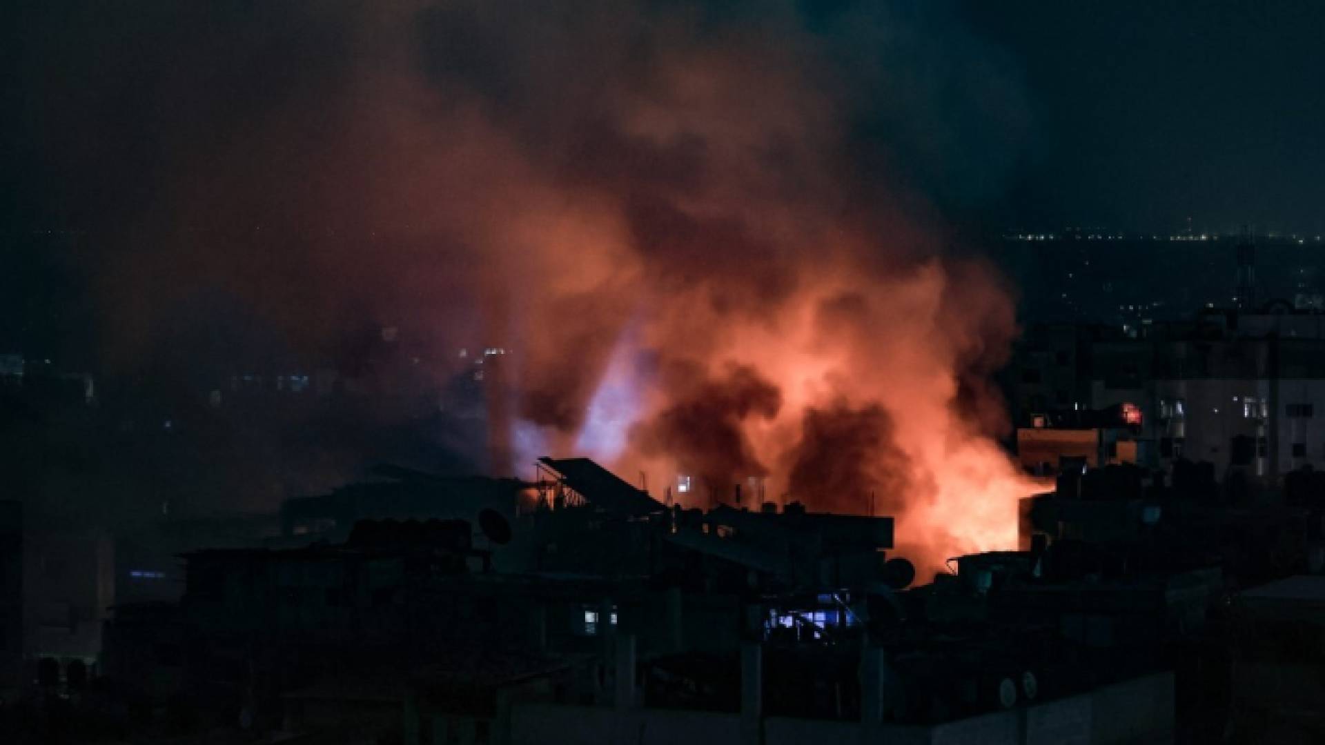 نيران غارة شنها الاحتلال في قطاع غزة