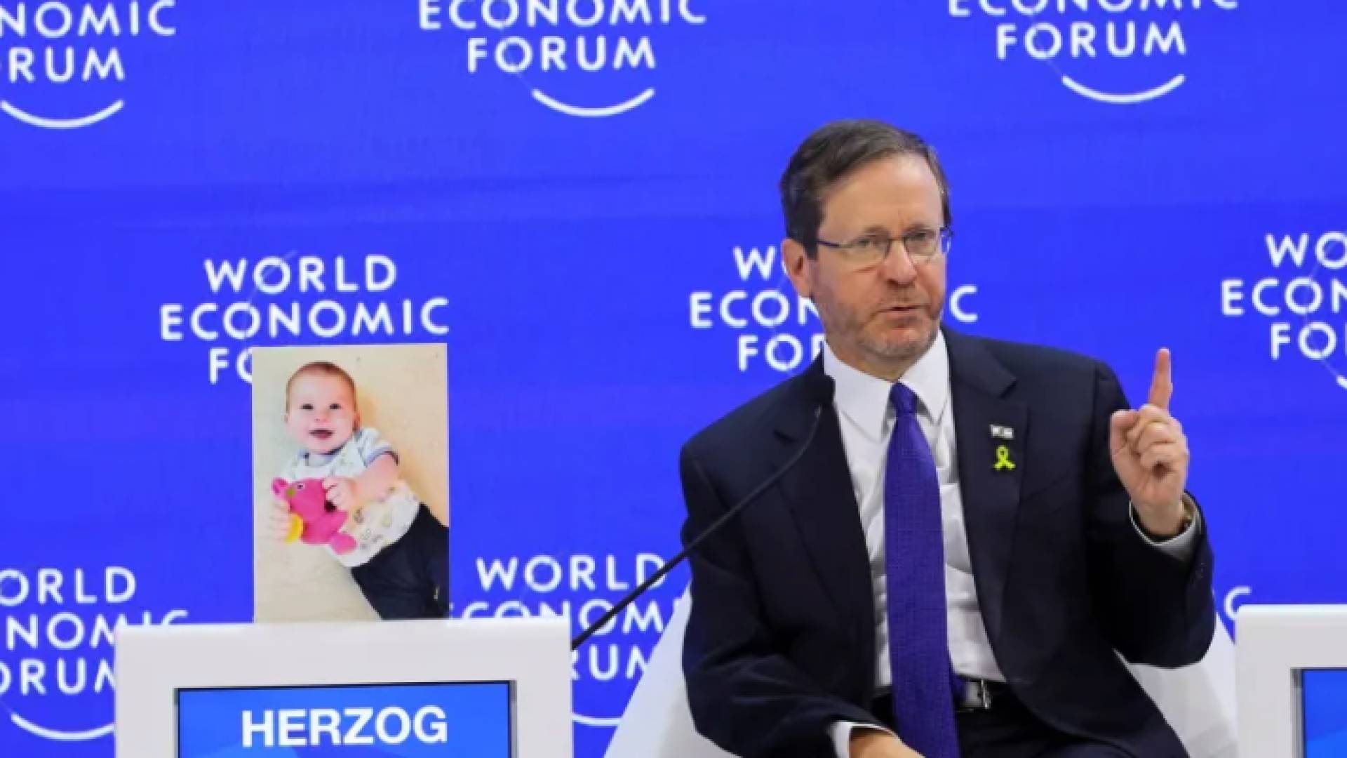 هرتسوغ وضع بجانبه في دافوس صورة طفل تزعم تل أبيب أن حركة حماس تحتجزه بغزة