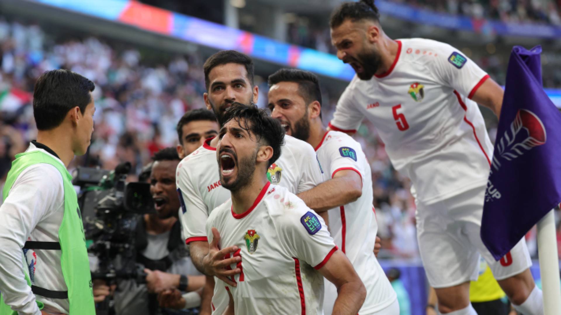 لاعبو المنتخب الوطني خلال احتفالهم بالتقدم على المنتخب الكوري الجنوبي