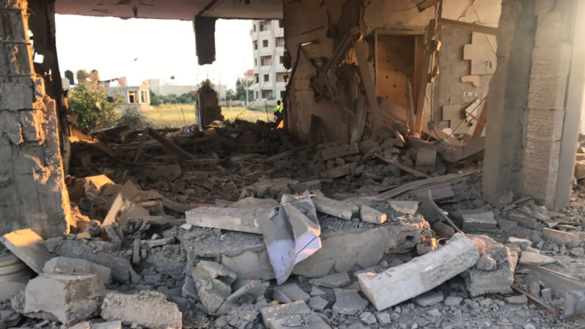 منزل أحد الفلسطينيين في القدس أجبره الاحتلال على هدمه - أرشيف