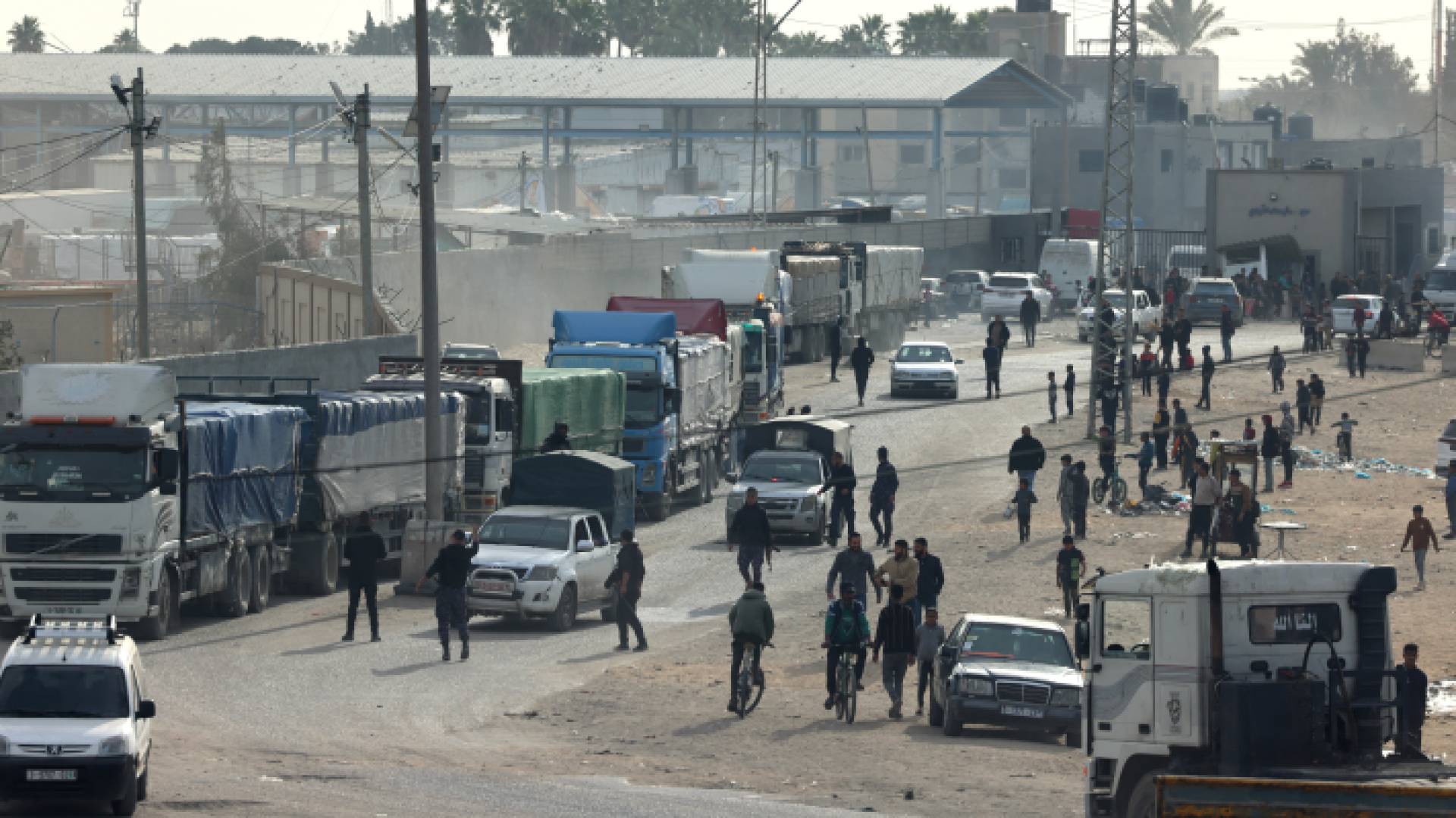 شاحنات المساعدات داخل معبر رفح