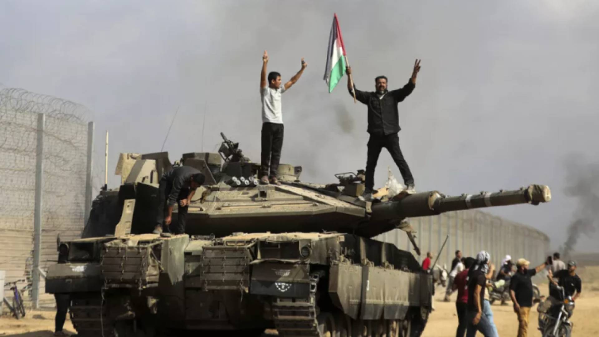 رفع علم دولة فلسطين فوق دبابة للاحتلال مع انطلاق طوفان الأقصى