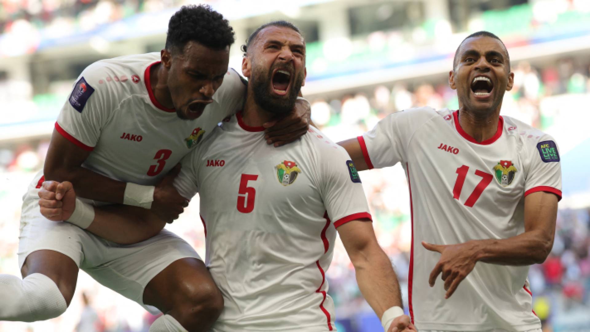 فرحة لاعبي المنتخب الوطني بعد تحقيق الهدف الأول في مرمى كوريا الجنوبية