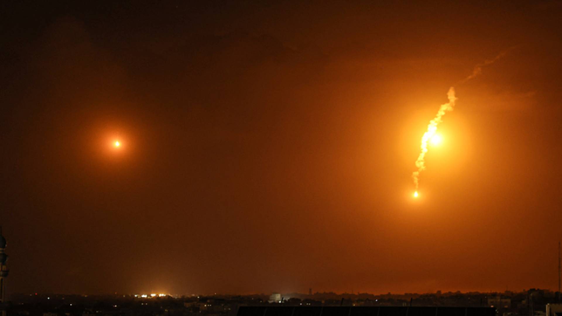 الاحتلال يشن غاراته على غزة