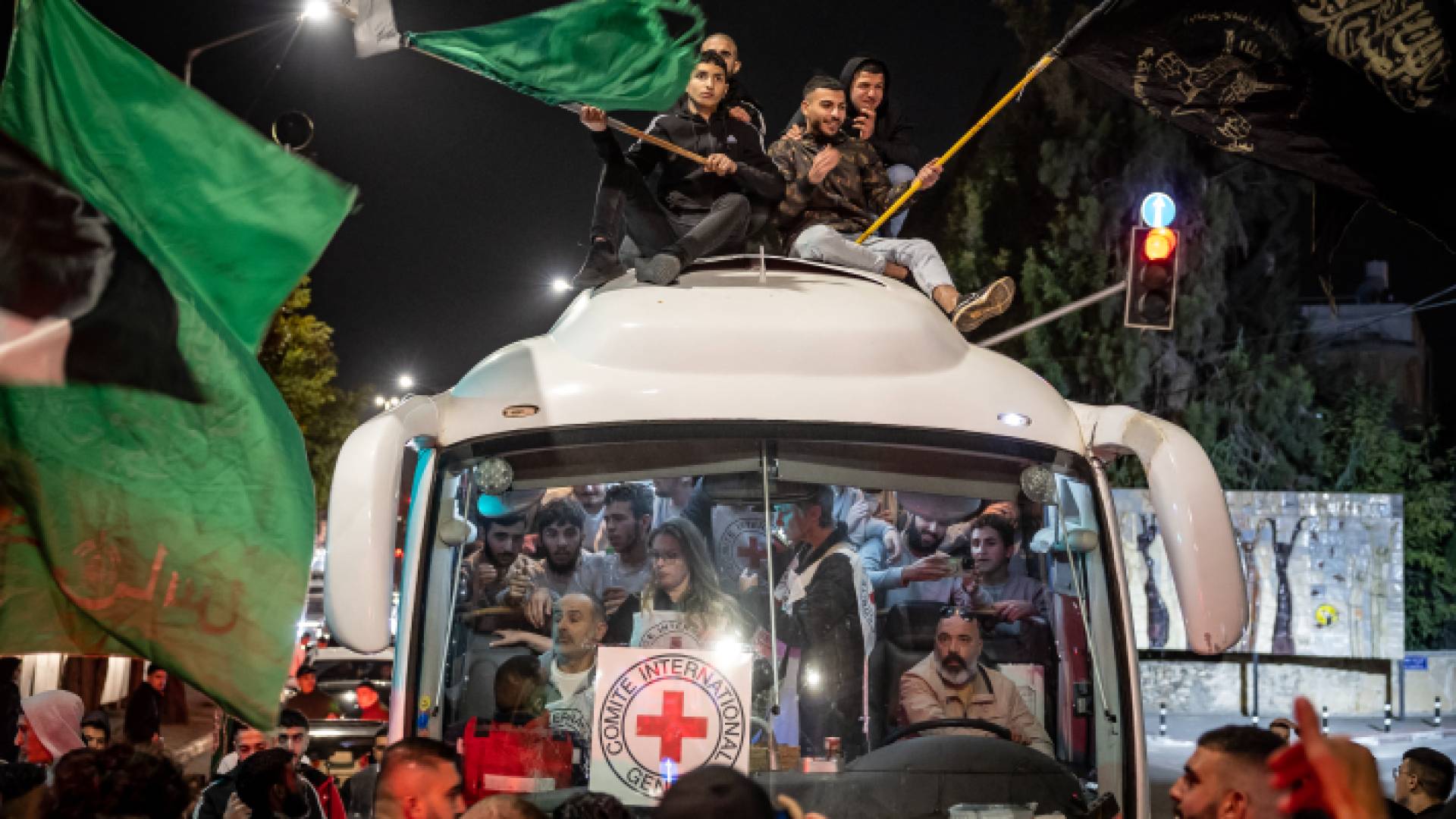 حافلة الصليب الأحمر تنقل أسرى فلسطينيين تحرروا من سجون الاحتلال خلال صفقة التبادل في تشرين الثاني الماضي