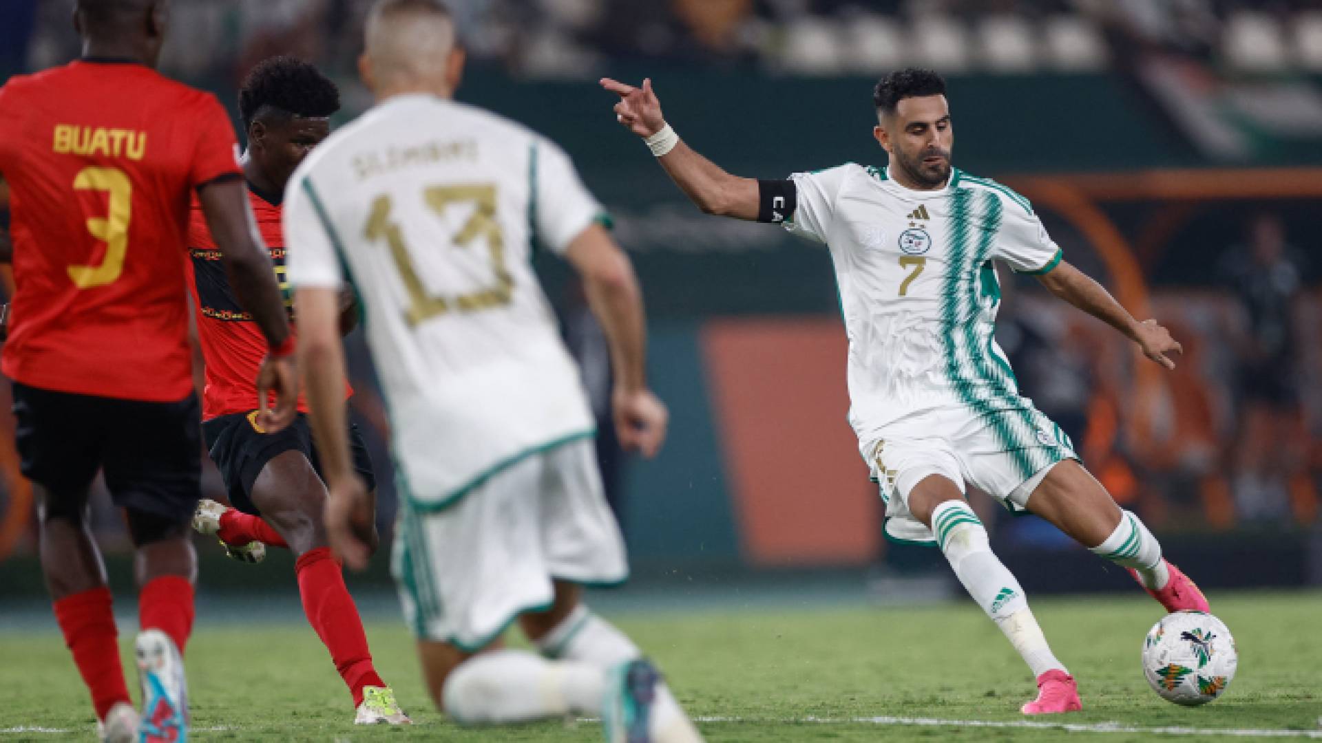 رياض محرز في مباراة الجزائر وبوركينا فاسو