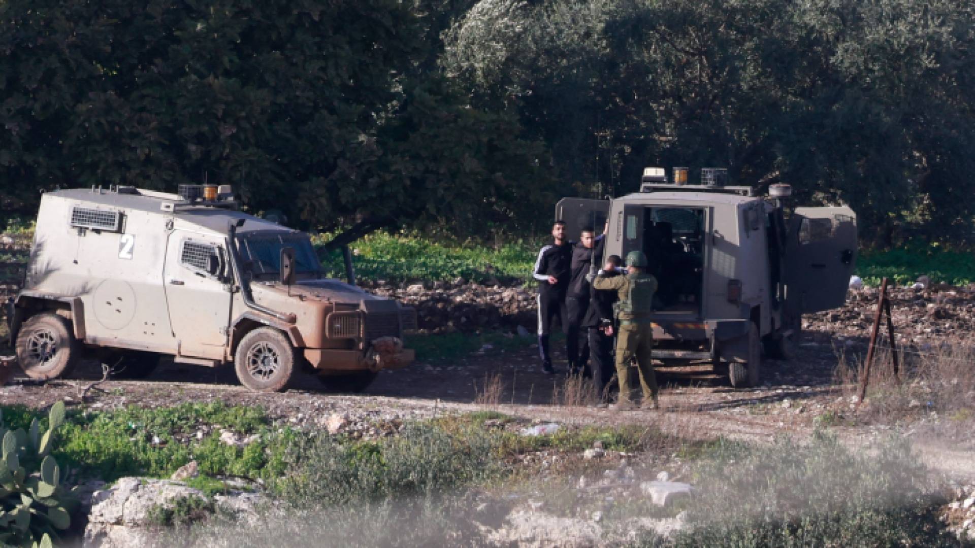 الاحتلال يعتقل فلسطينيين خلال مداهمة مخيم الفارعة بالقرب من مدينة طوباس - أرشيفية