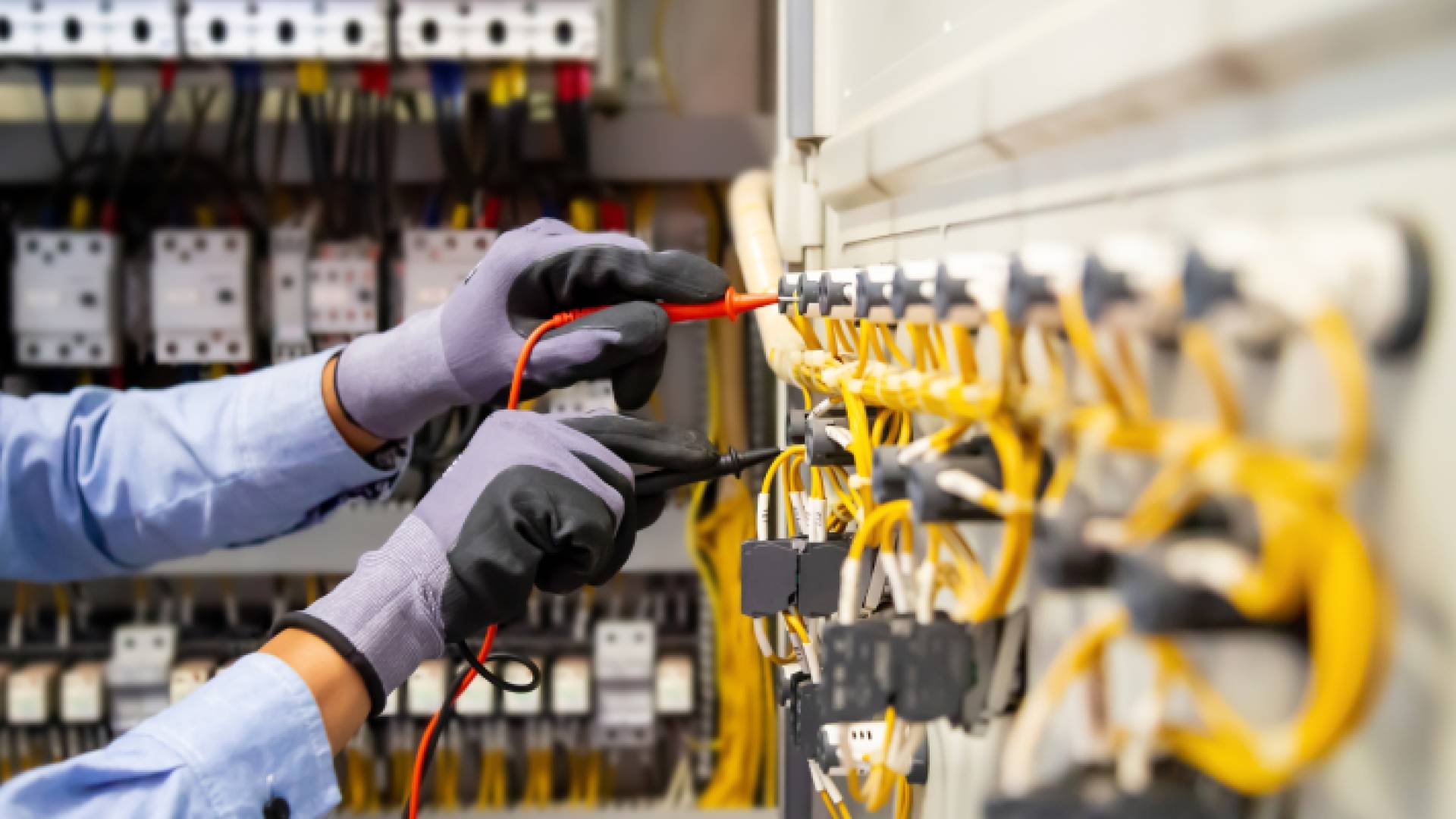 فني كهرباء - تعبيرية