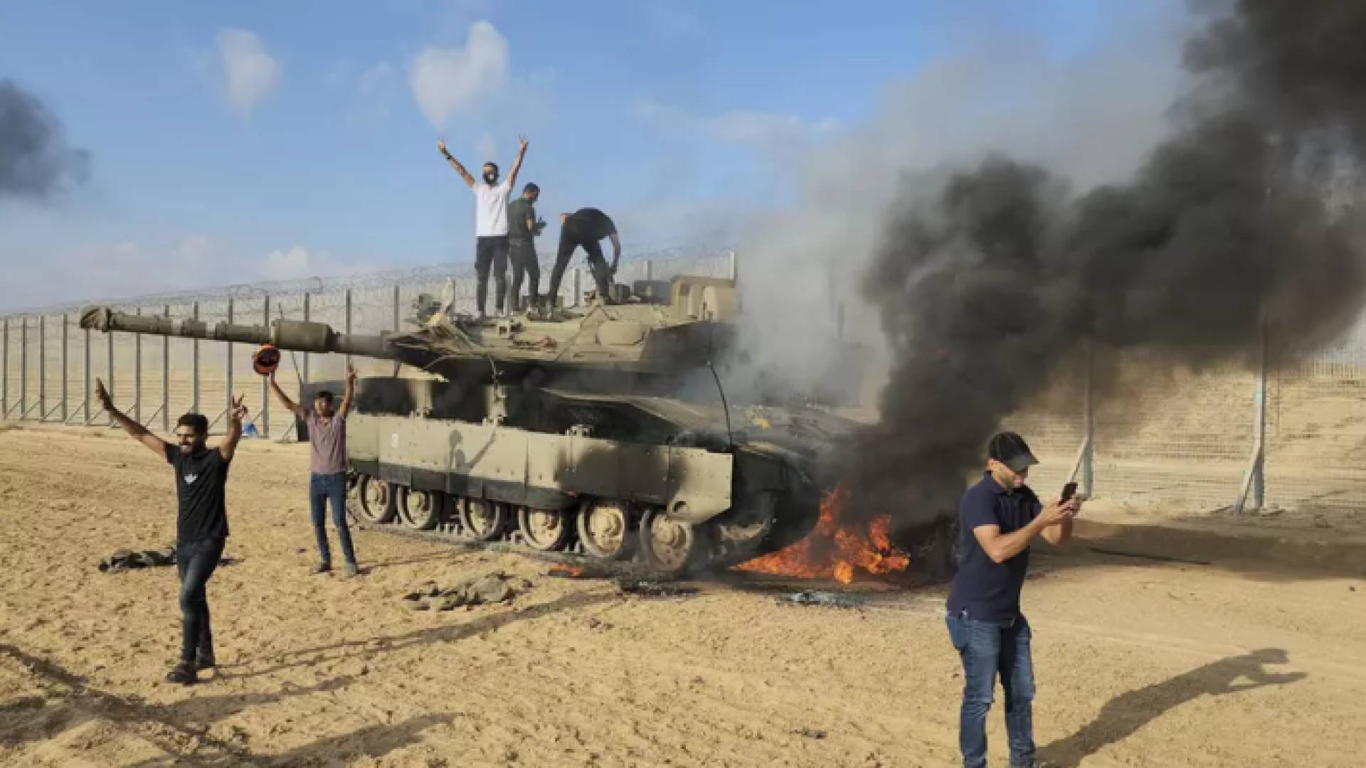 فلسطينيون فريحون بعد تدمير دبابة للاحتلال في 7 أكتوبر