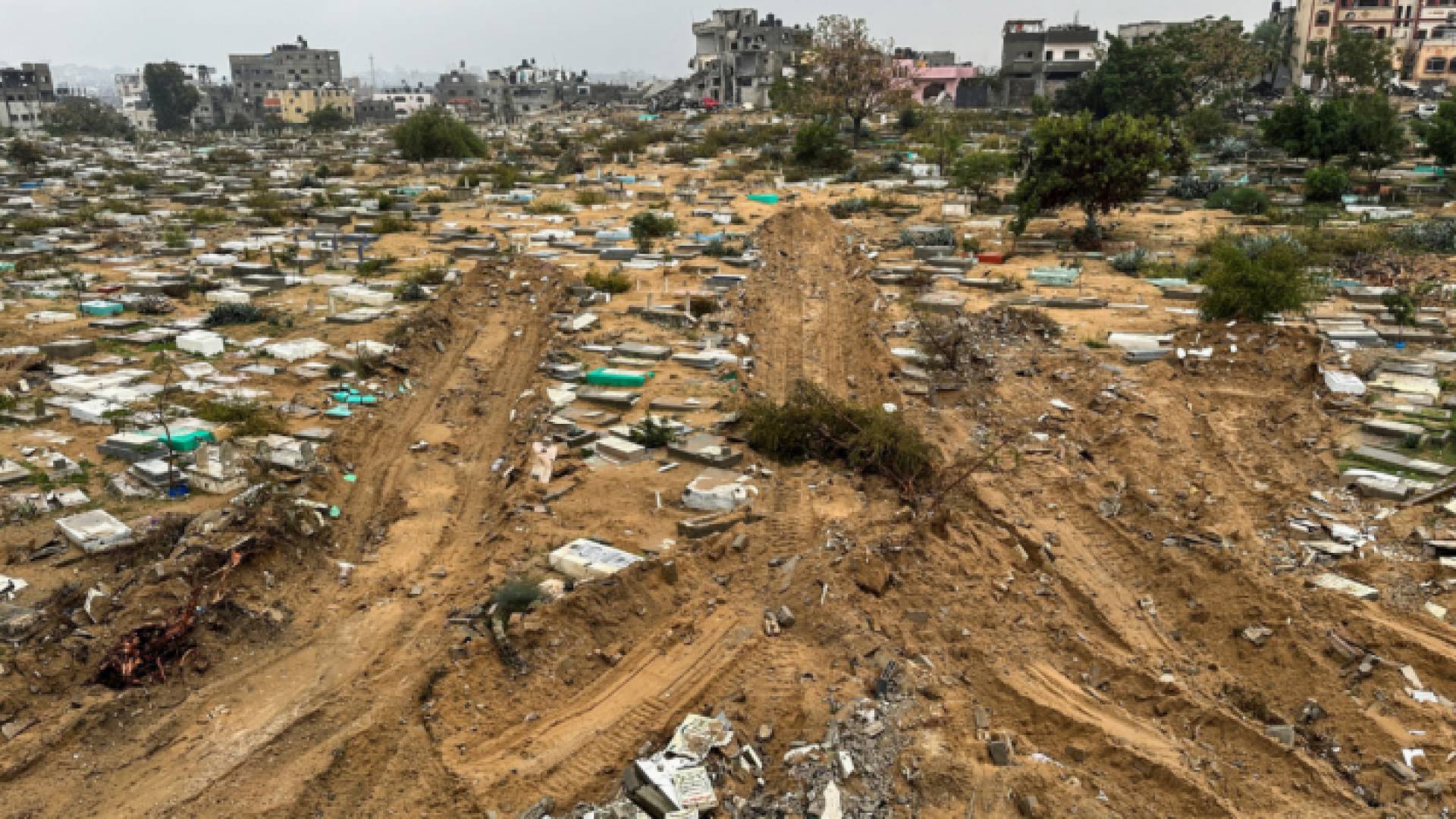 هدم الاحتلال مقابر خلال العمليات البرية في قطاع غزة