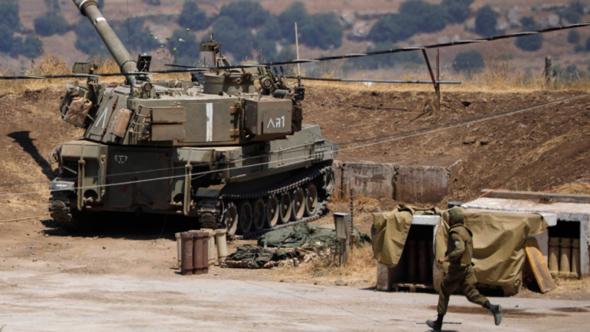 جندي من جيش الاحتلال بالقرب من الحدود اللبنانية