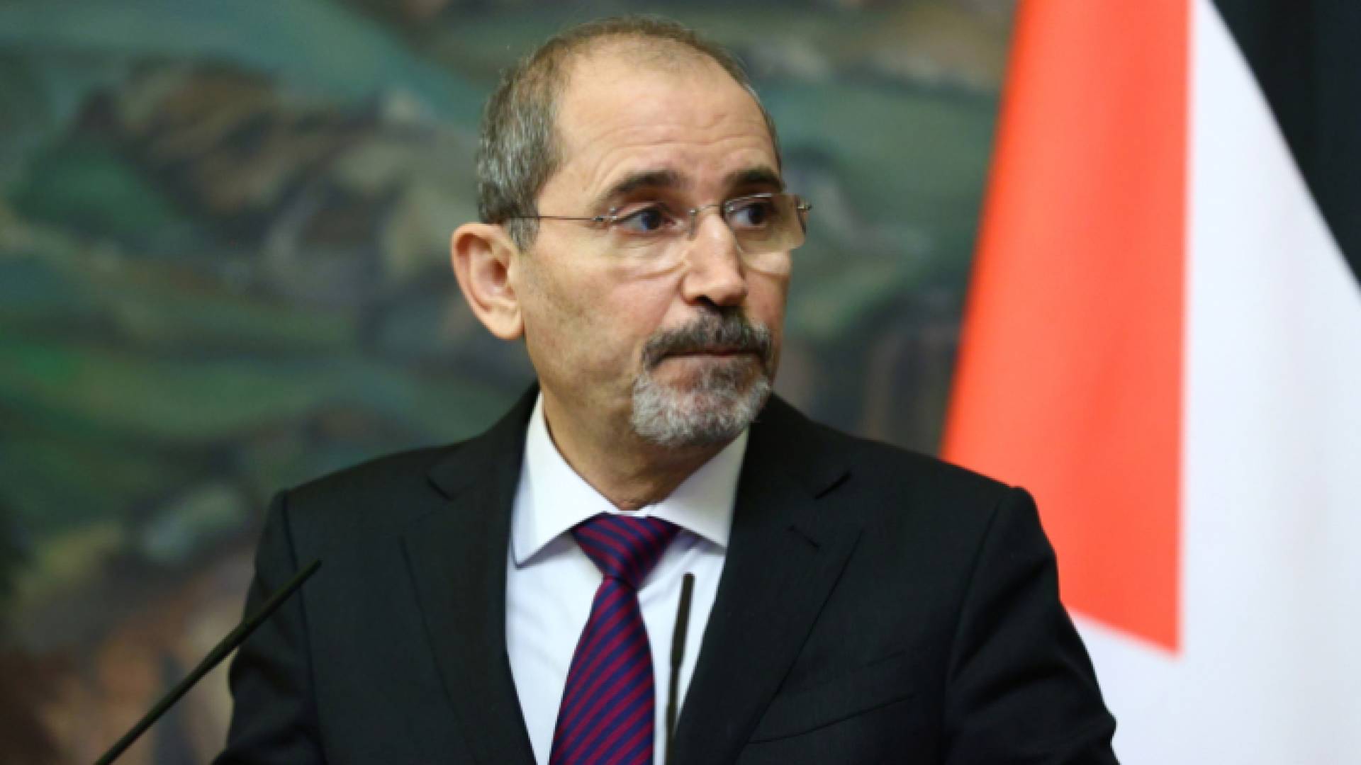 وزير الخارجية أيمن الصفدي خلال اجرائه اجتماعات مع دبلوماسيين أوروبيين