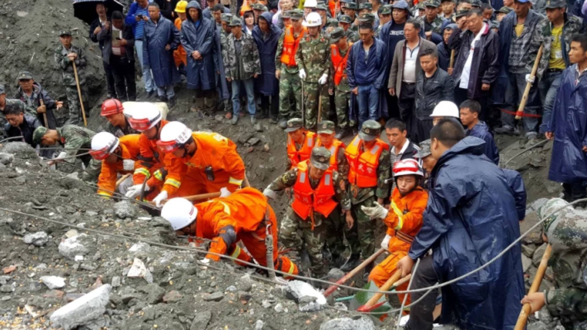 فرق الإنقاذ تجلي المصابين بانزلاق أرضي في الصين