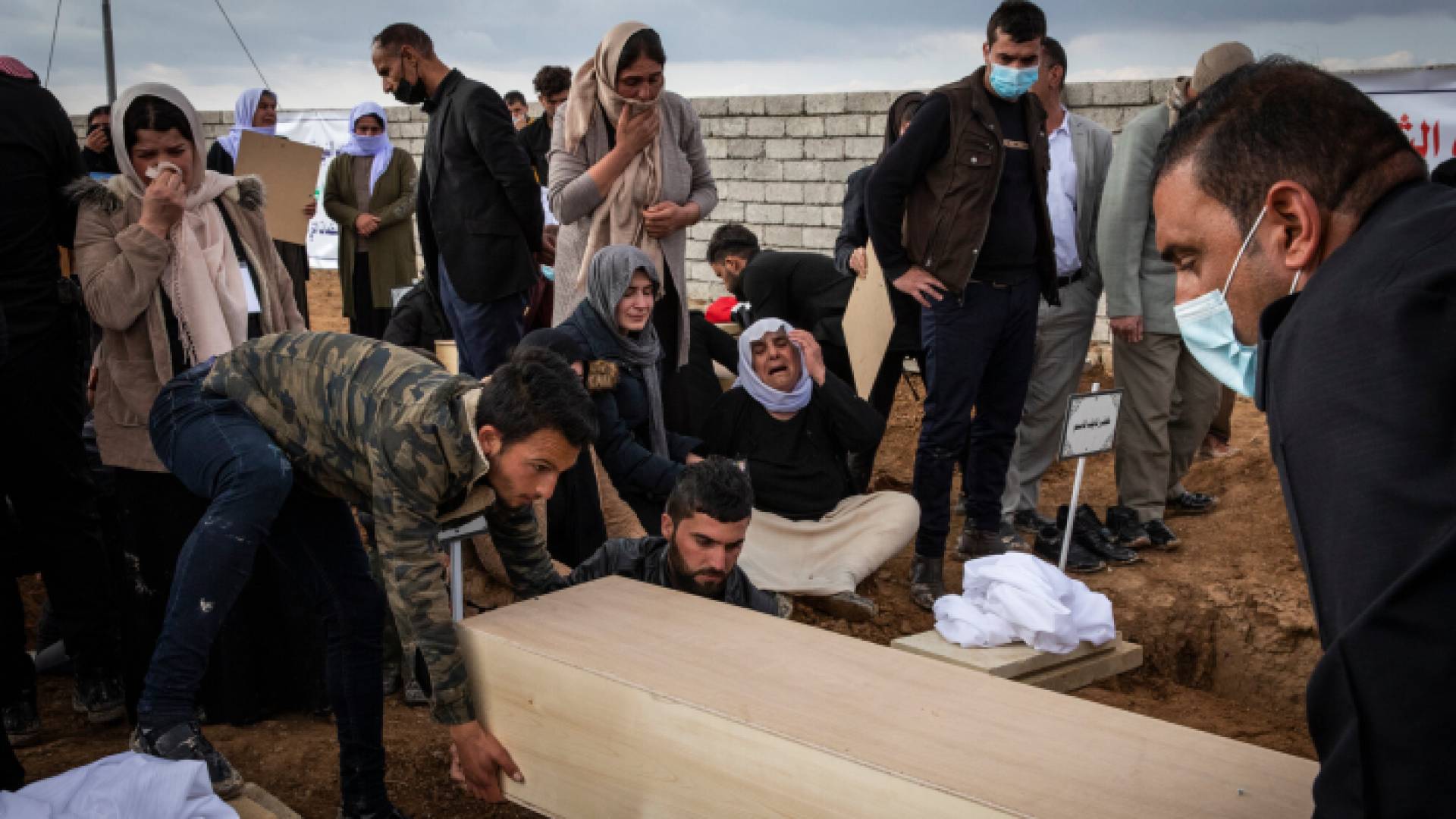 أزيديون يشيعون قريبهم الذي قتل على يد داعش - أرشيفية