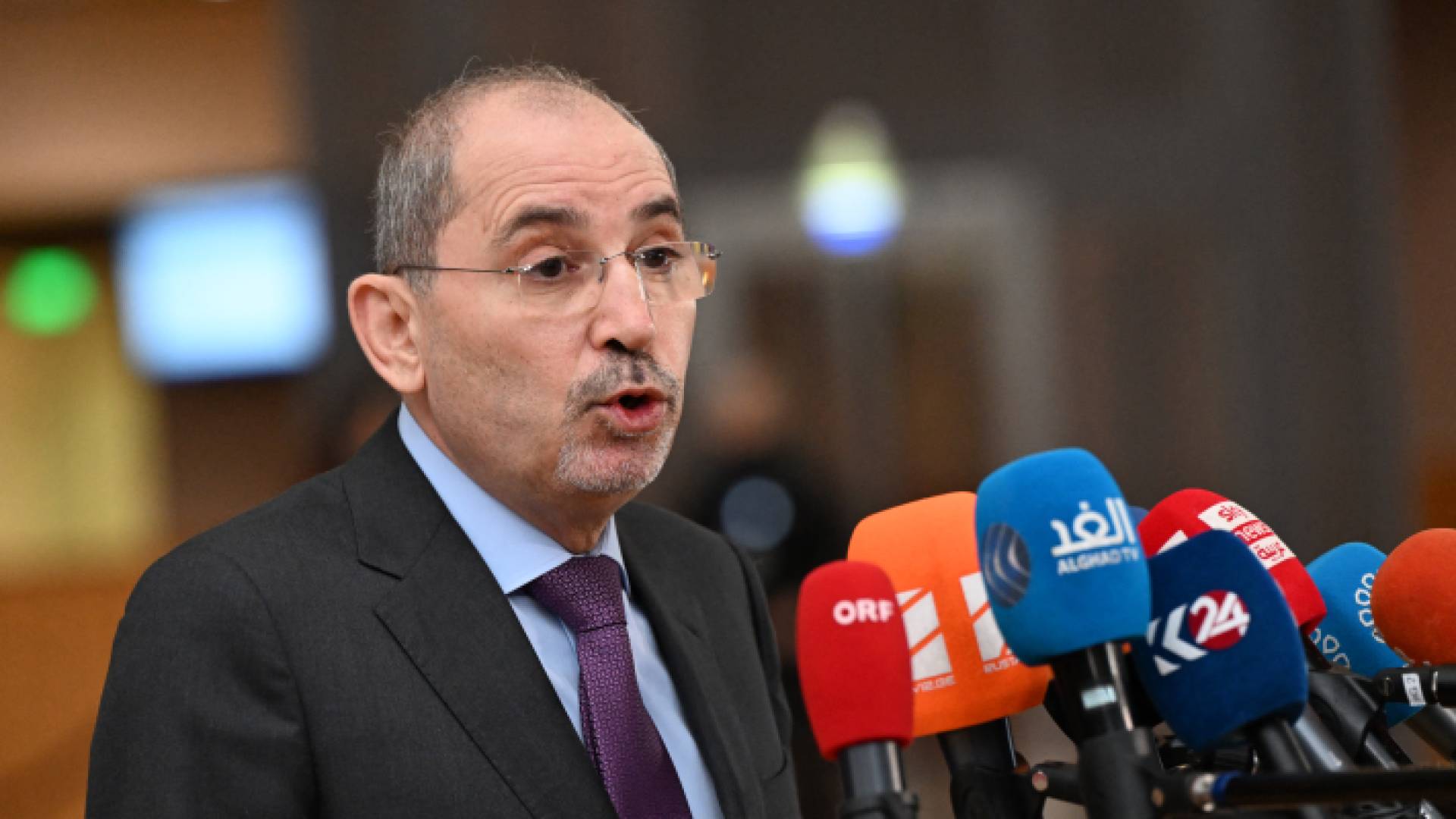 الصفدي يتحدث إلى وسائل الإعلام قبل اجتماع مجلس الشؤون الخارجية في بروكسل - 22 يناير 2024.