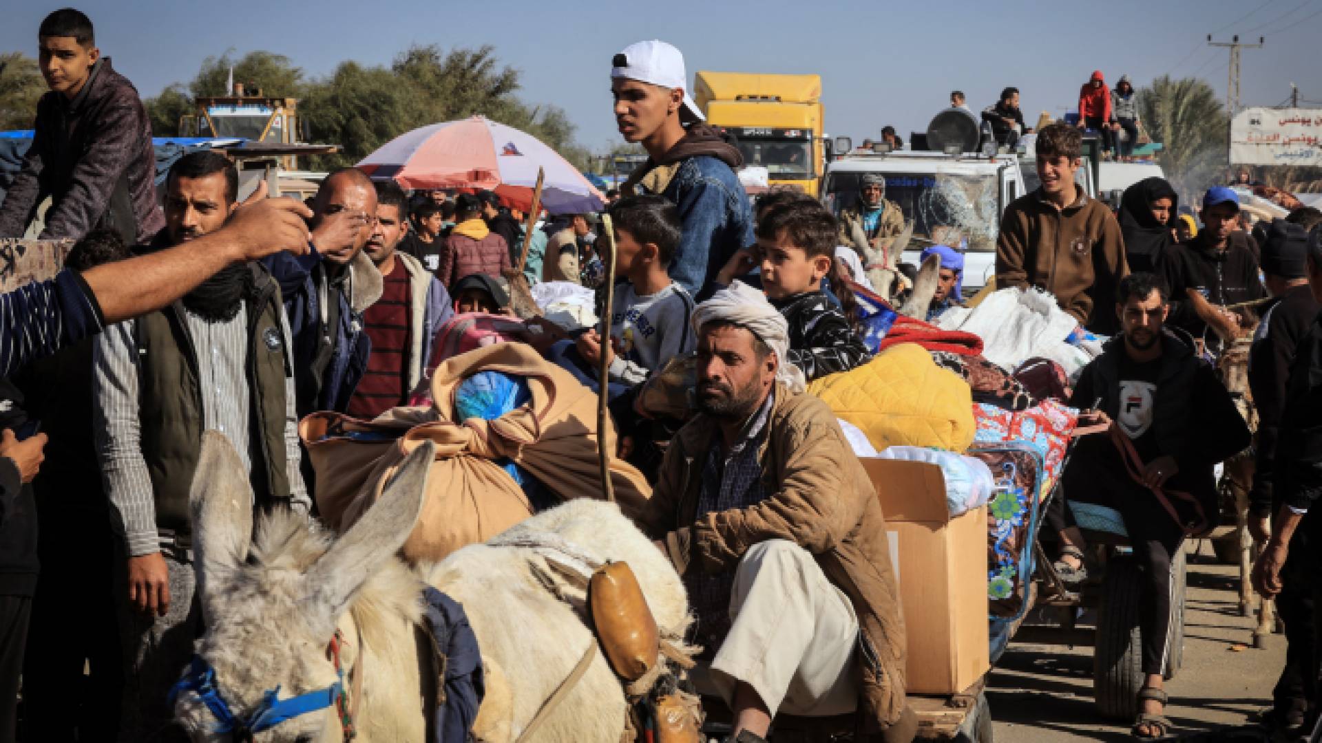 نزوح فلسطينيين في قطاع غزة من خان يونس إلى رفح