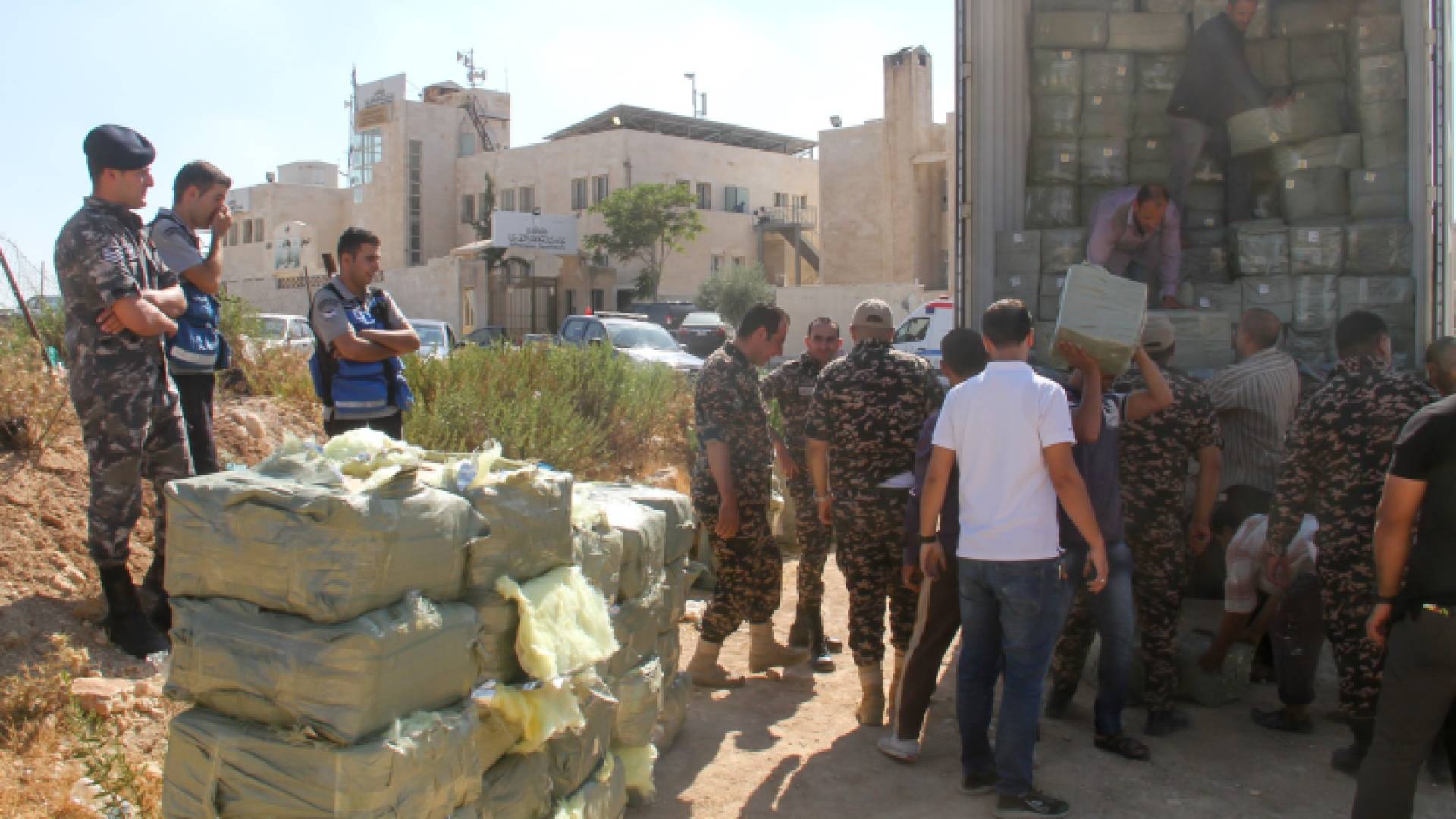 إحباط تهريب حاوية ألعاب نارية وسجائر إلكترونية - أرشيف