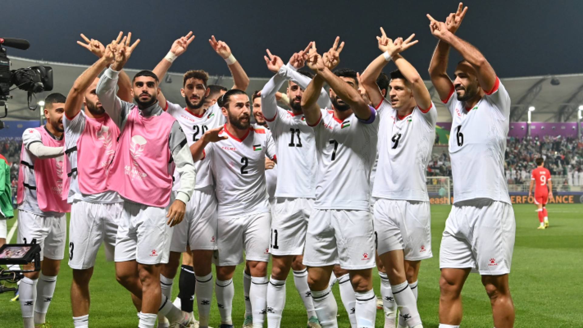 احتفال لاعبي منخب فلسطين بتسجيل الهدف الأول في مرمى هونغ كونغ