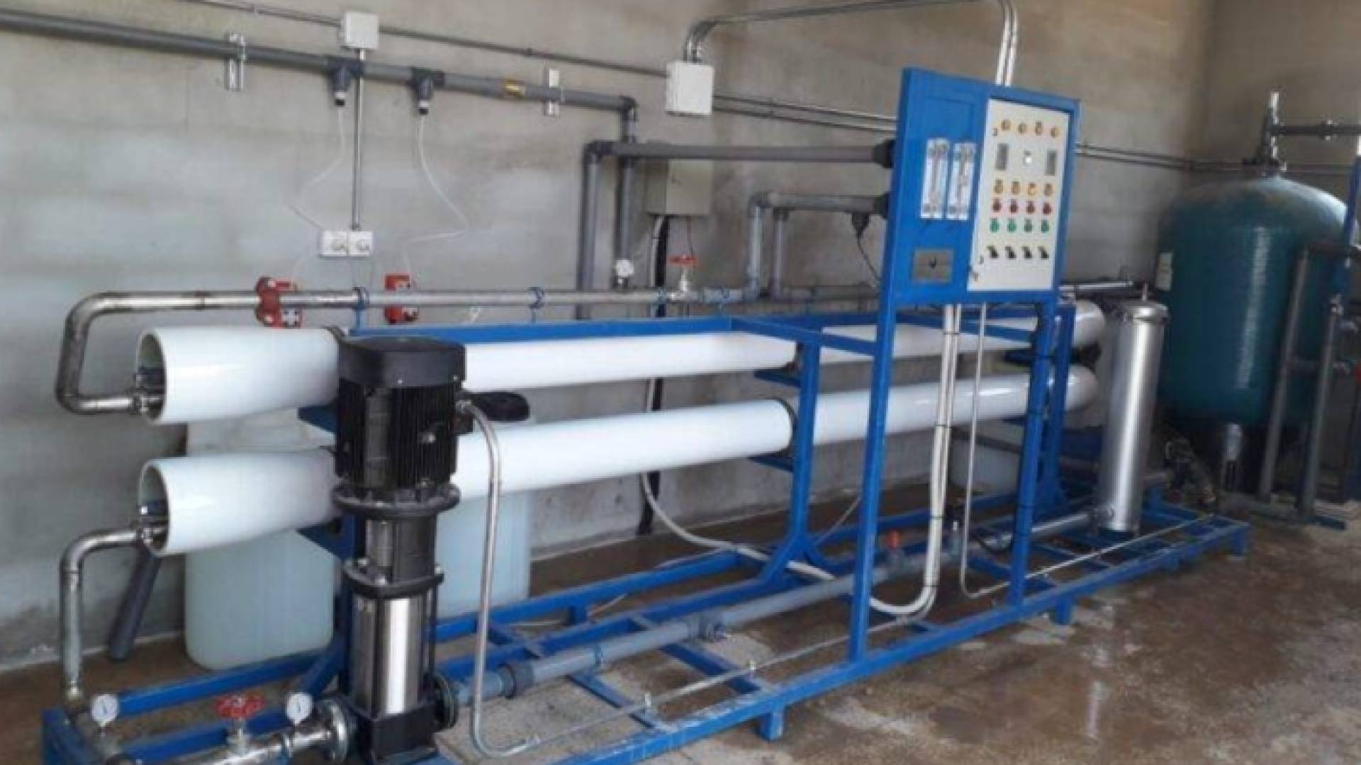 محطة المياه التي جرى ضبطها داخل منزل في الزرقاء