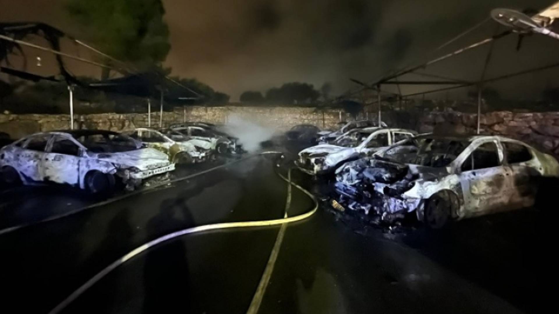 المركبات التي حرقها مستوطنون متطرفون في رام الله