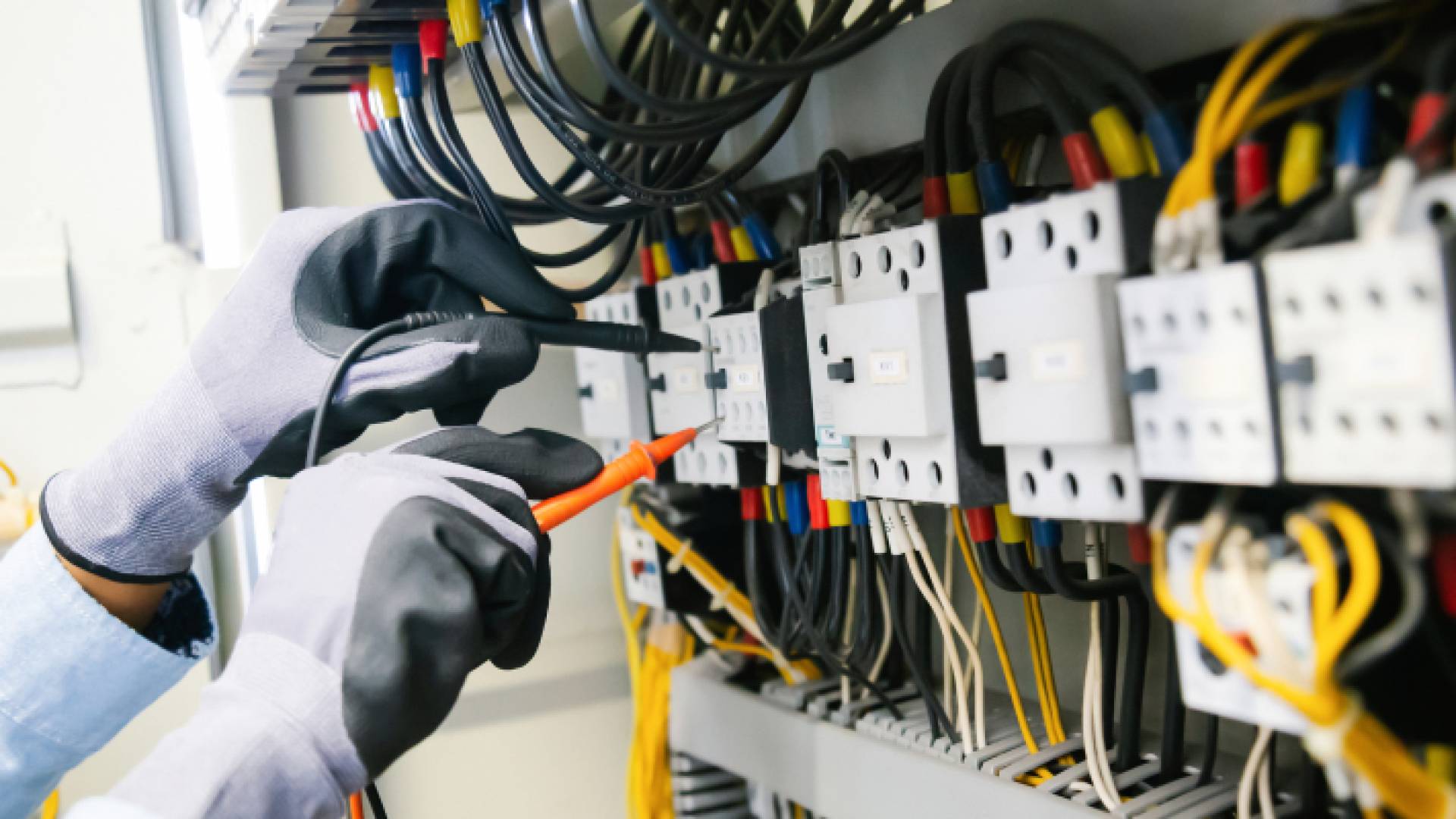 فصل التيار الكهربائي