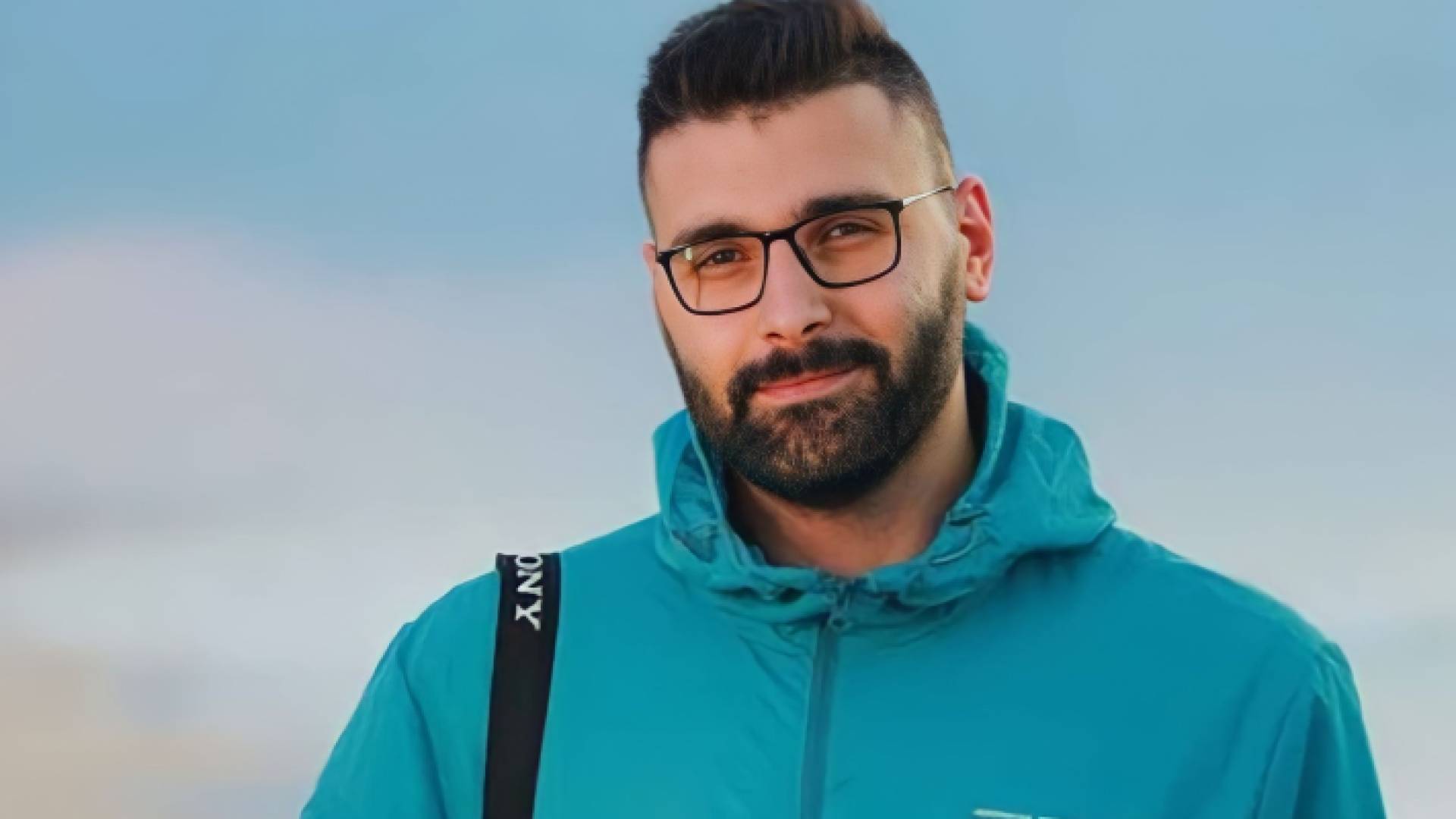 الصحفي الفلسطيني معتز عزايزة