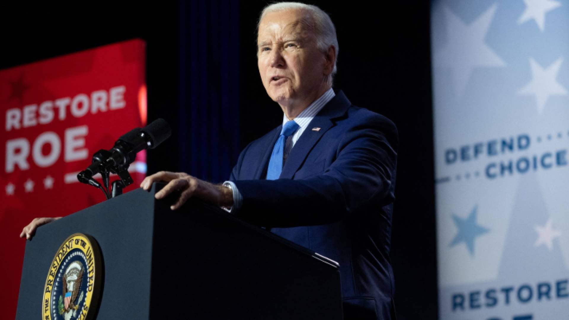 الرئيس الأمريكي جو بايدن يتحدث خلال تجمع انتخابي في ولاية فيرجينيا