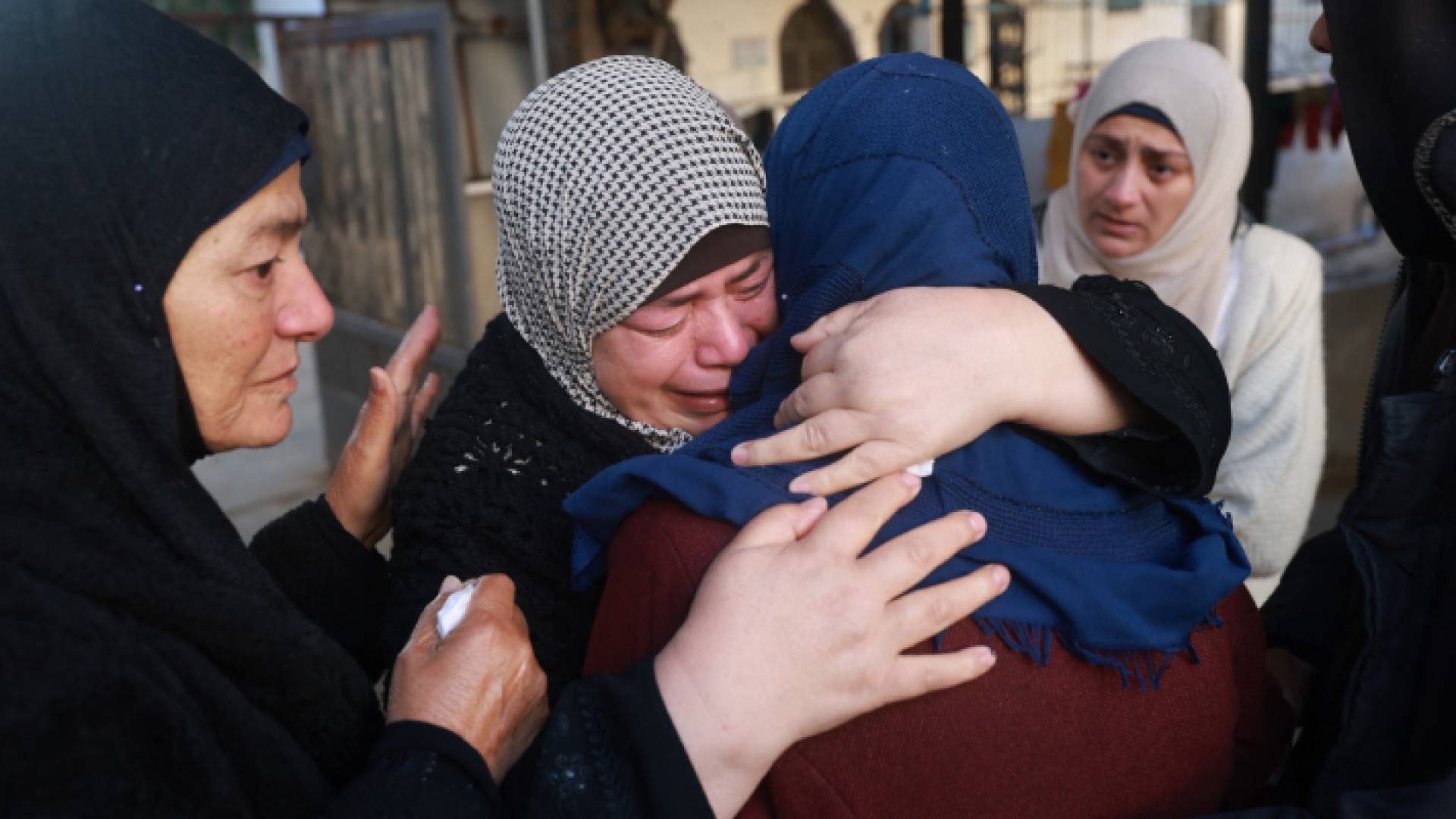 سيدة من غزة تبكي فراق أحد أقاربها
