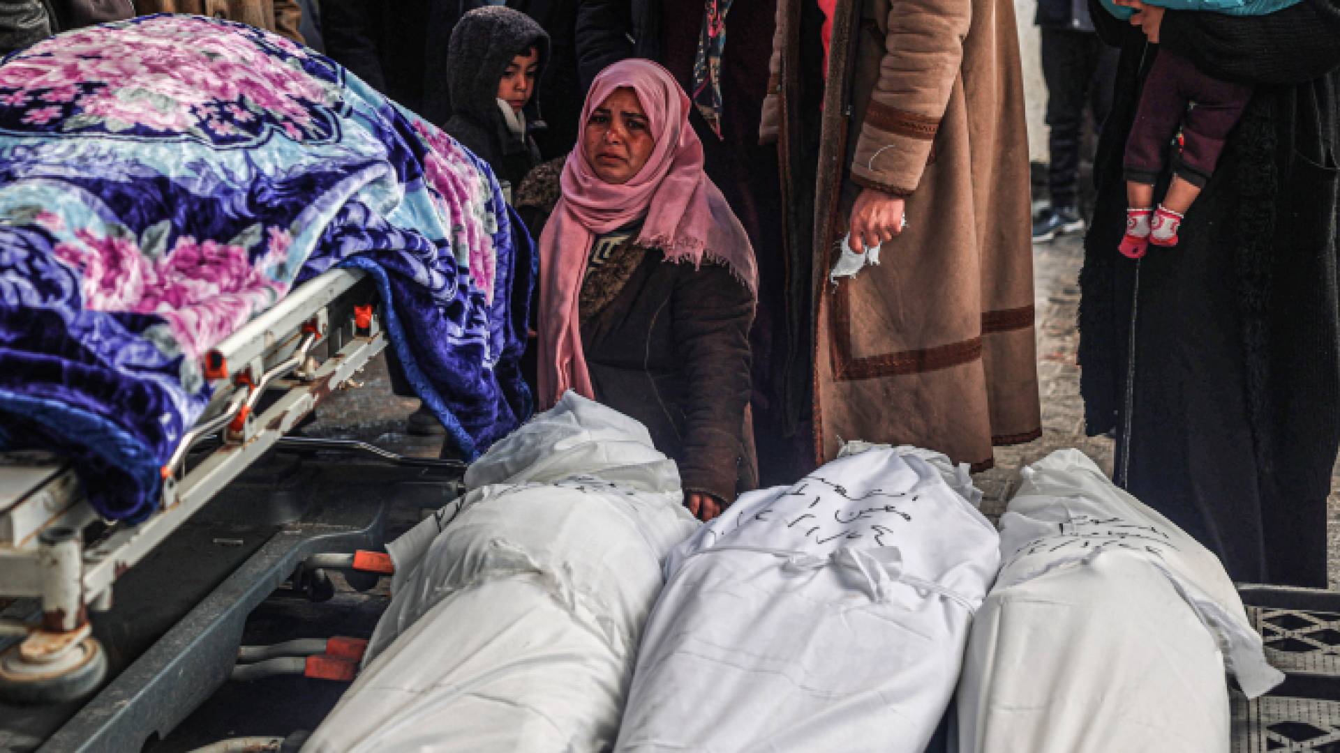 فلسطينية تبكي عائلتها جراء استهداف الاحتلال جنوب قطاع غزة