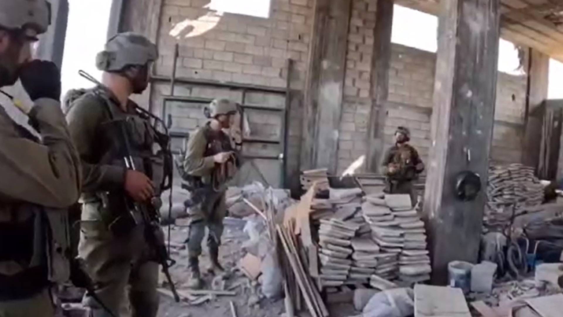 لقطة من الفيديو الذي استحوذت عليه القسام، اثناء تفخيخ جنود الاحتلال منازل في مخيم المغازي