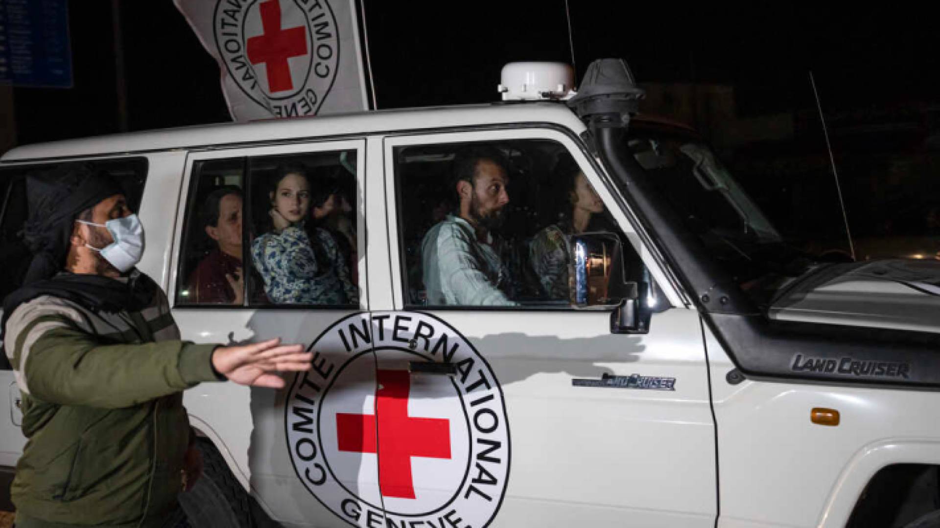 محتجزون رفقة الصليب الأحمر خلال صفقة التبادل